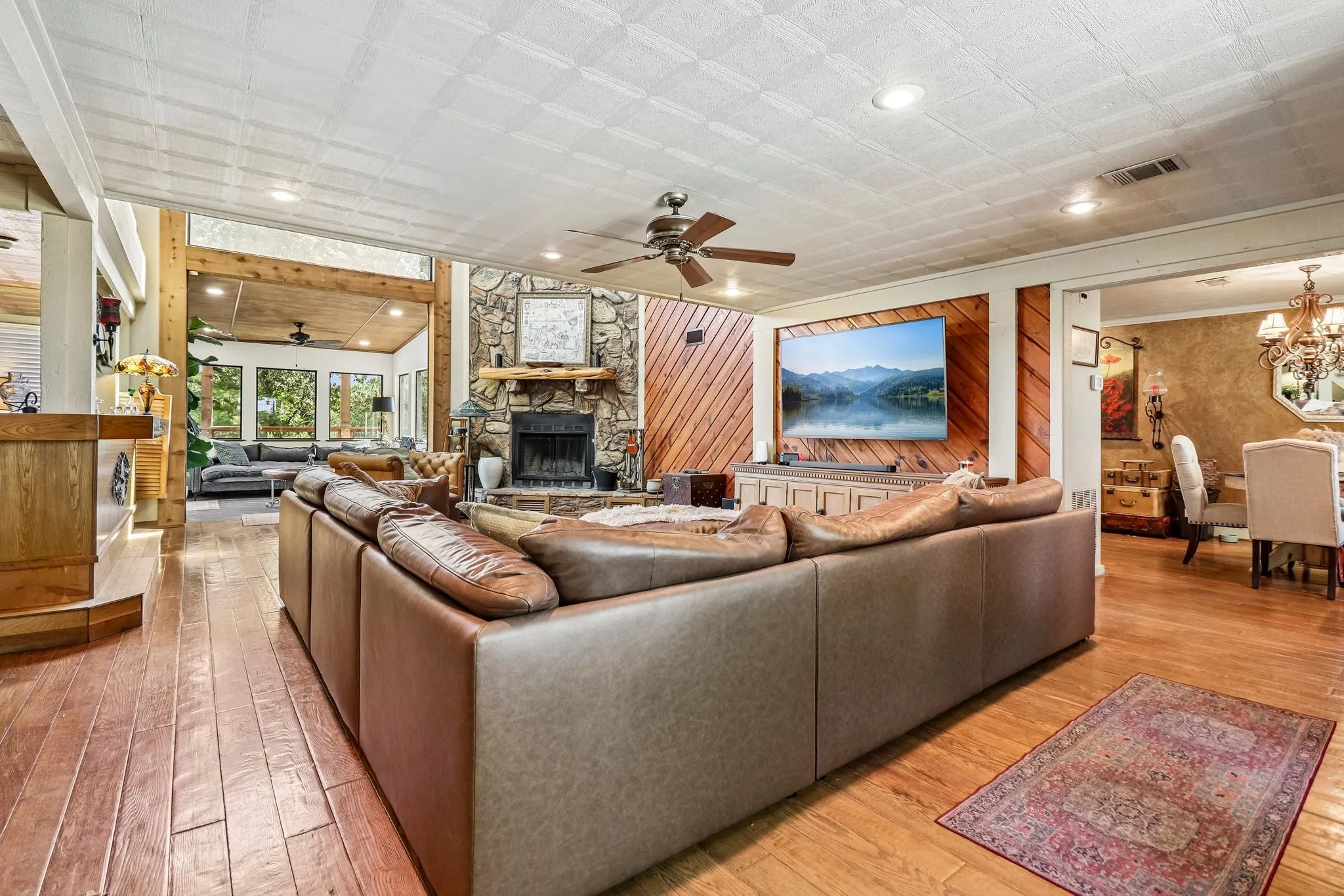 Single Family Residence For Sale in Van Zandt County , 111 Vz County Road 4133, Canton, Texas 75103, 3 Bedroom, 4 Bathroom, 3 Garage spaces, 4,035 Sqft, built in 1984, Price $748,000, mls#21366278, Real Estate Agent in Canton, Homes For Sale in Van Zandt county, Homes For Sale in Canton, Realtor in Canton Texas, Real Estate Brokerage Independent Realty Texas, Luminita Cordes Realtor