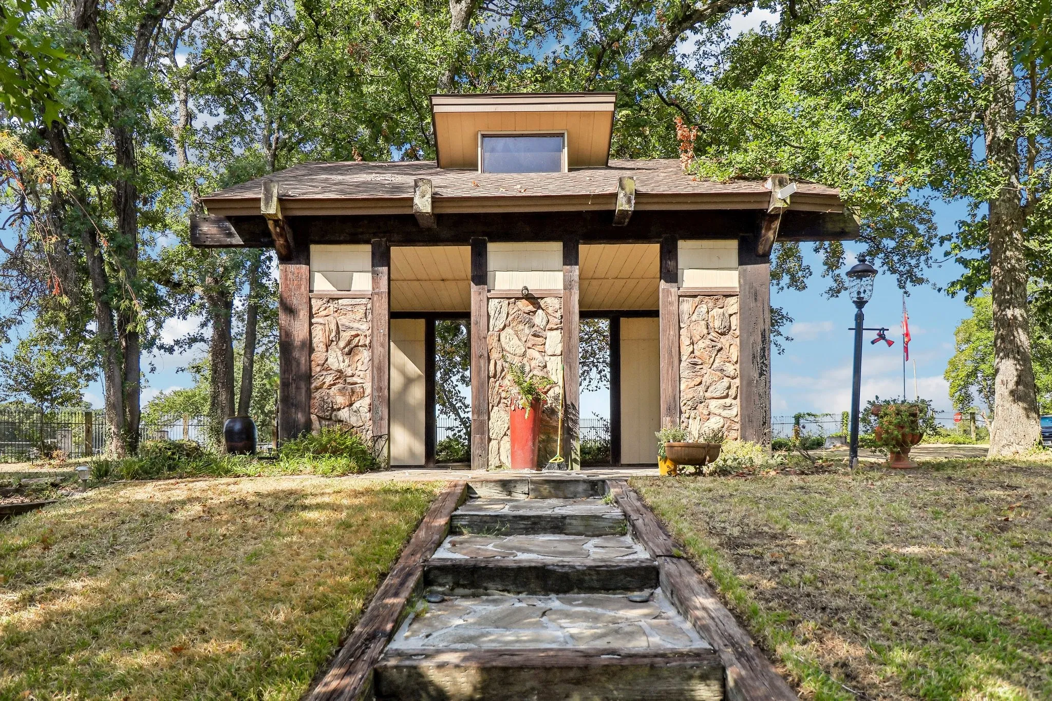 Single Family Residence For Sale in Van Zandt County , 111 Vz County Road 4133, Canton, Texas 75103, 3 Bedroom, 4 Bathroom, 3 Garage spaces, 4,035 Sqft, built in 1984, Price $748,000, mls#21366278, Real Estate Agent in Canton, Homes For Sale in Van Zandt county, Homes For Sale in Canton, Realtor in Canton Texas, Real Estate Brokerage Independent Realty Texas, Luminita Cordes Realtor