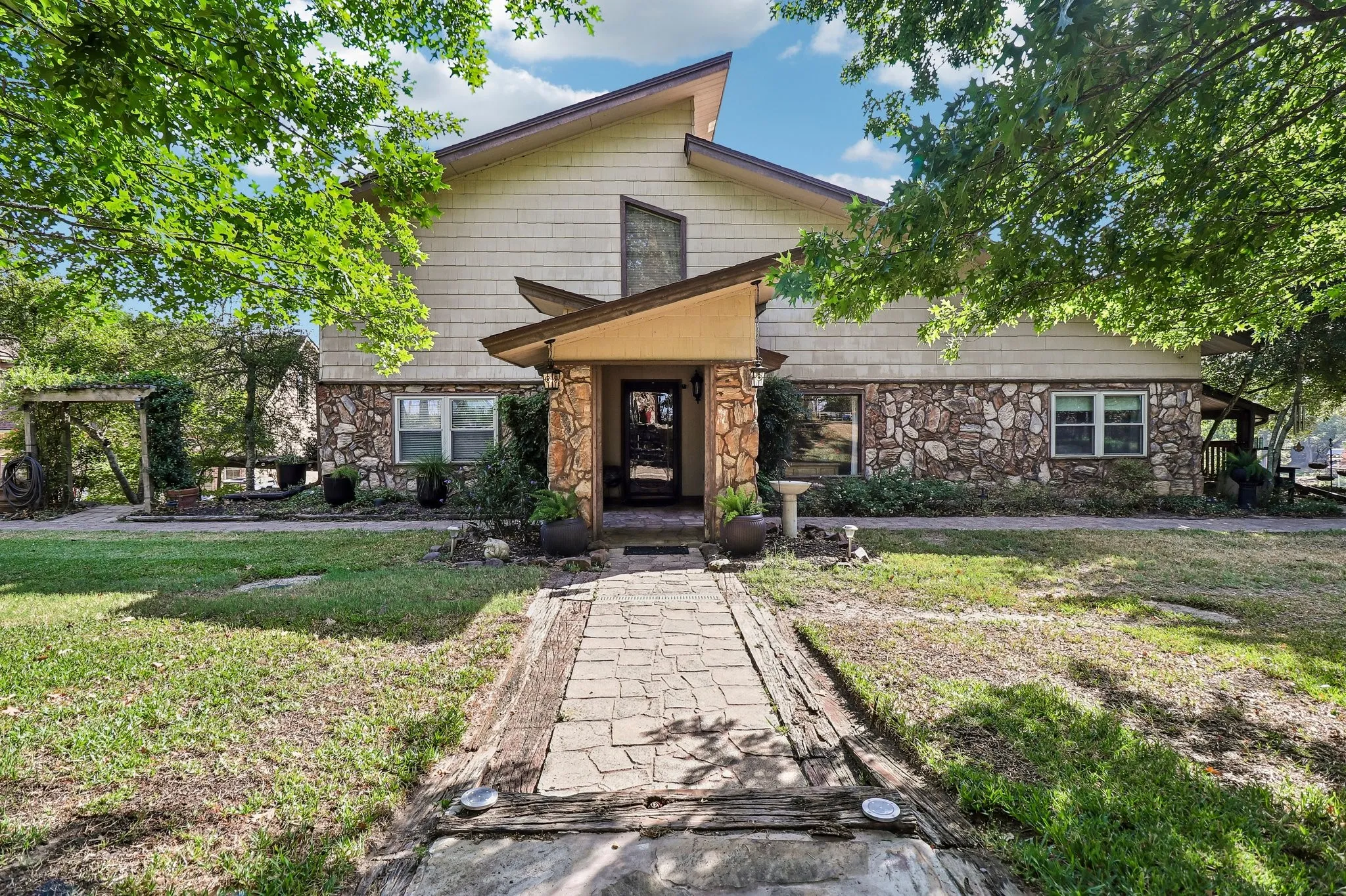 Single Family Residence For Sale in Van Zandt County , 111 Vz County Road 4133, Canton, Texas 75103, 3 Bedroom, 4 Bathroom, 3 Garage spaces, 4,035 Sqft, built in 1984, Price $748,000, mls#21366278, Real Estate Agent in Canton, Homes For Sale in Van Zandt county, Homes For Sale in Canton, Realtor in Canton Texas, Real Estate Brokerage Independent Realty Texas, Luminita Cordes Realtor