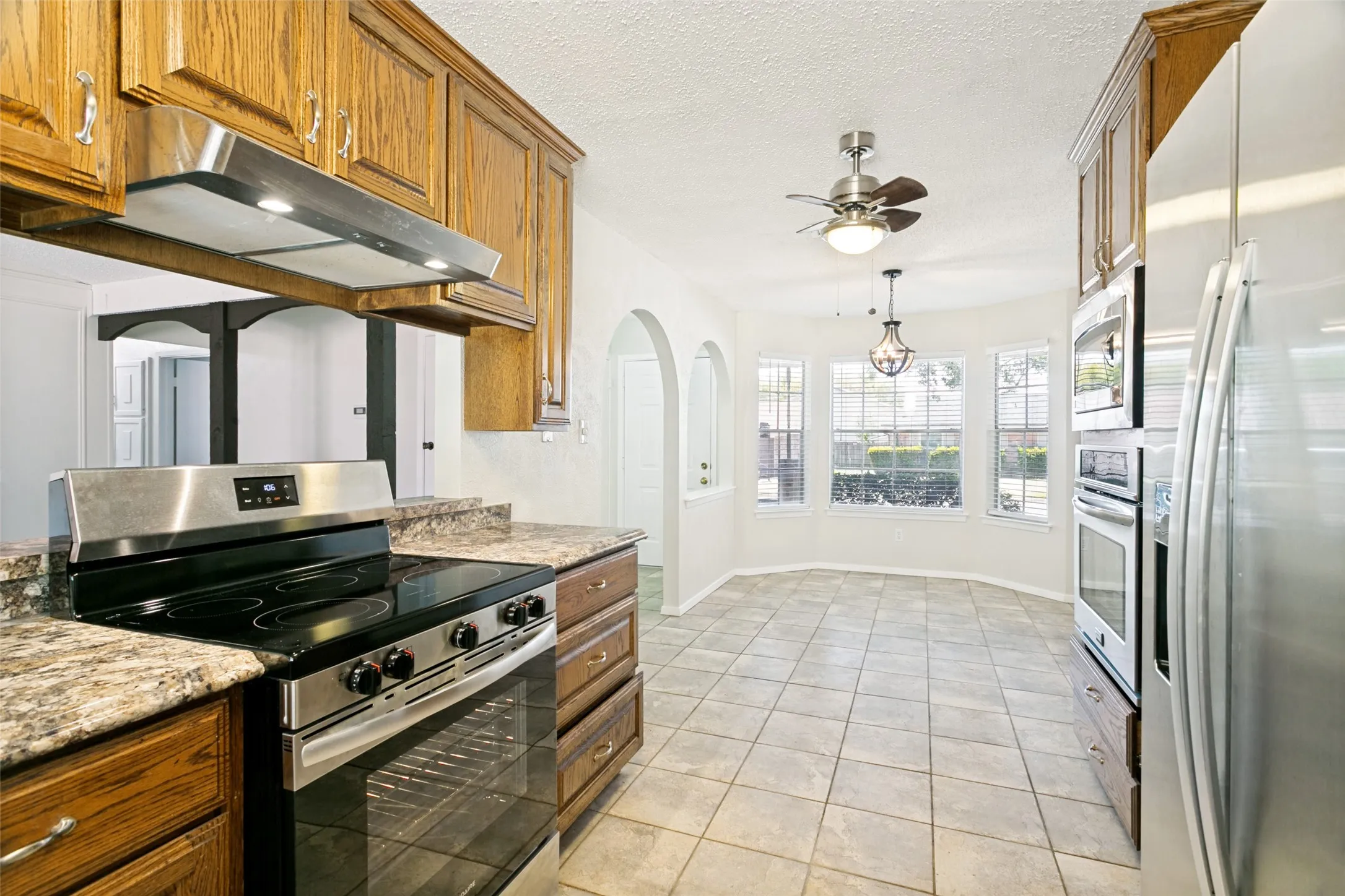 A nearby eat-in area provides the perfect spot for casual meals and everyday dining.