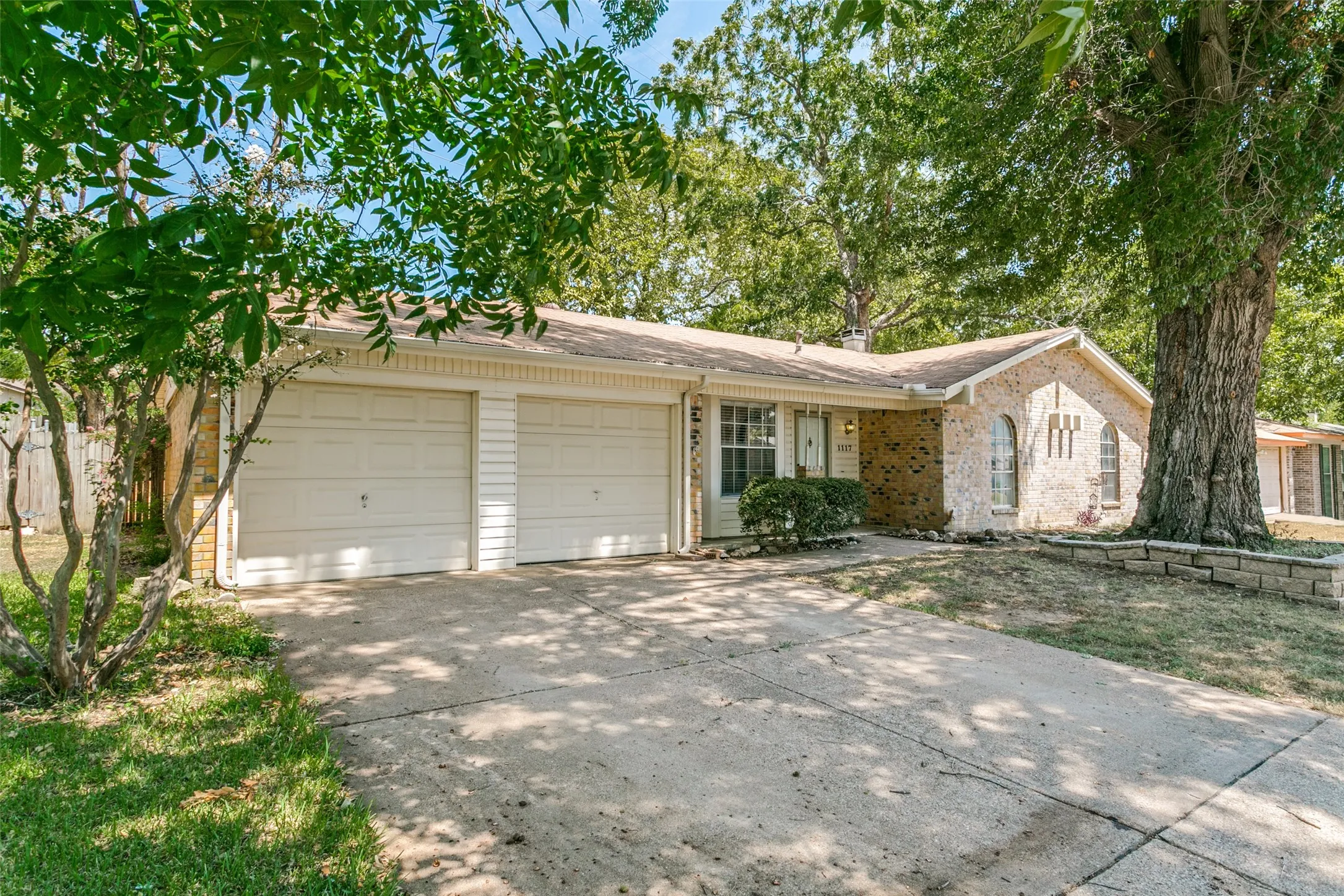 Single Family Residence For Rent in Tarrant County , 1117 S Thornbush Circle, Arlington, Texas 76013, 3 Bedroom, 2 Bathroom, 2 Garage spaces, 1,670 Sqft, built in 1975, mls#21366108, Real Estate Agent in Arlington, Homes For Rent in Tarrant county, Homes For Rent in Arlington, Realtor in Arlington Texas, Real Estate Brokerage Independent Realty Texas, Luminita Cordes Realtor