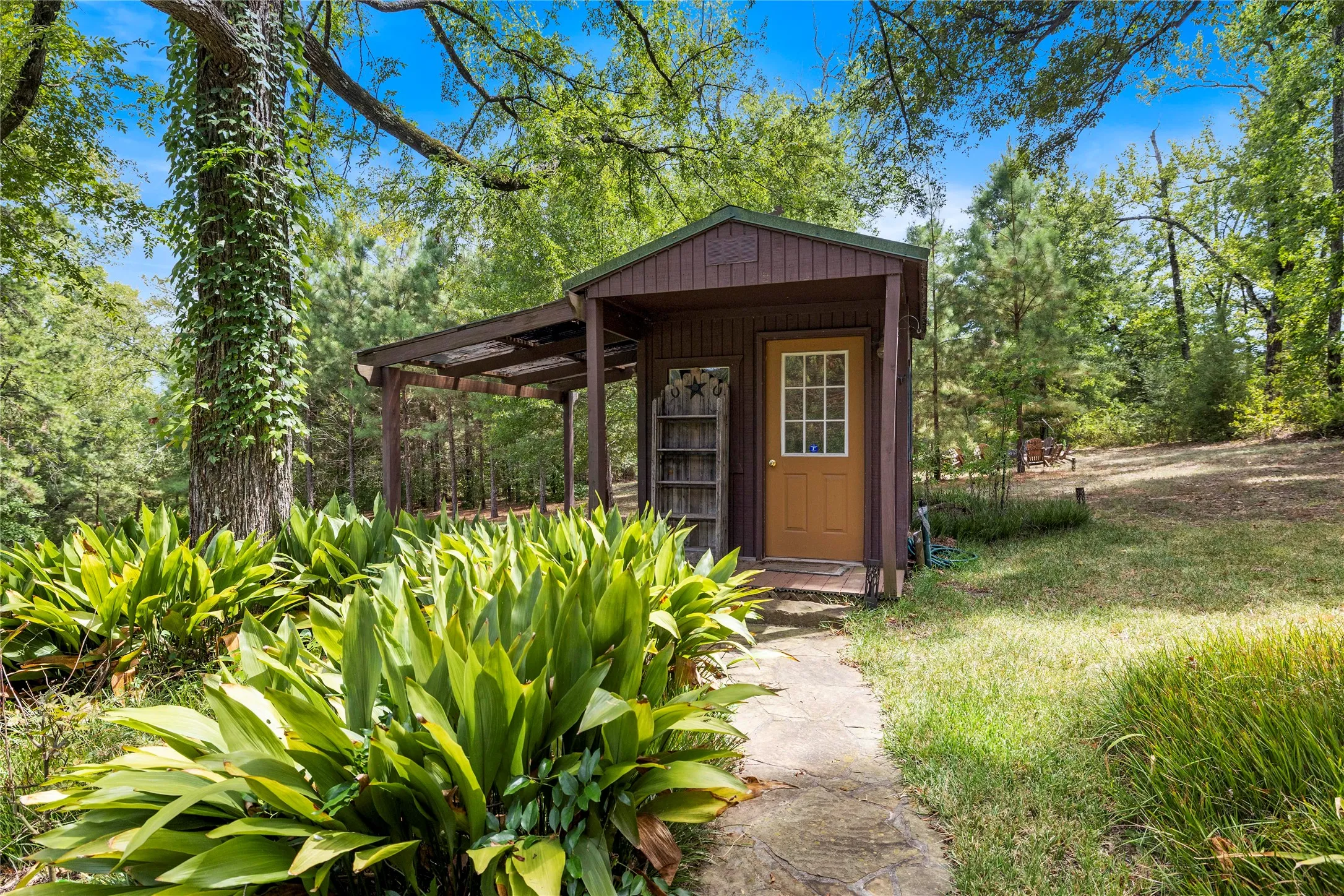 Single Family Residence For Sale in Gregg County , 782 Rosie Wady Road, Gladewater, Texas 75647, 4 Bedroom, 3 Bathroom, 2 Garage spaces, 4,254 Sqft, built in 1983, mls#21366826, Real Estate Agent in Gladewater, Homes For Sale in Gregg county, Homes For Sale in Gladewater, Realtor in Gladewater Texas, Real Estate Brokerage Independent Realty Texas, Luminita Cordes Realtor