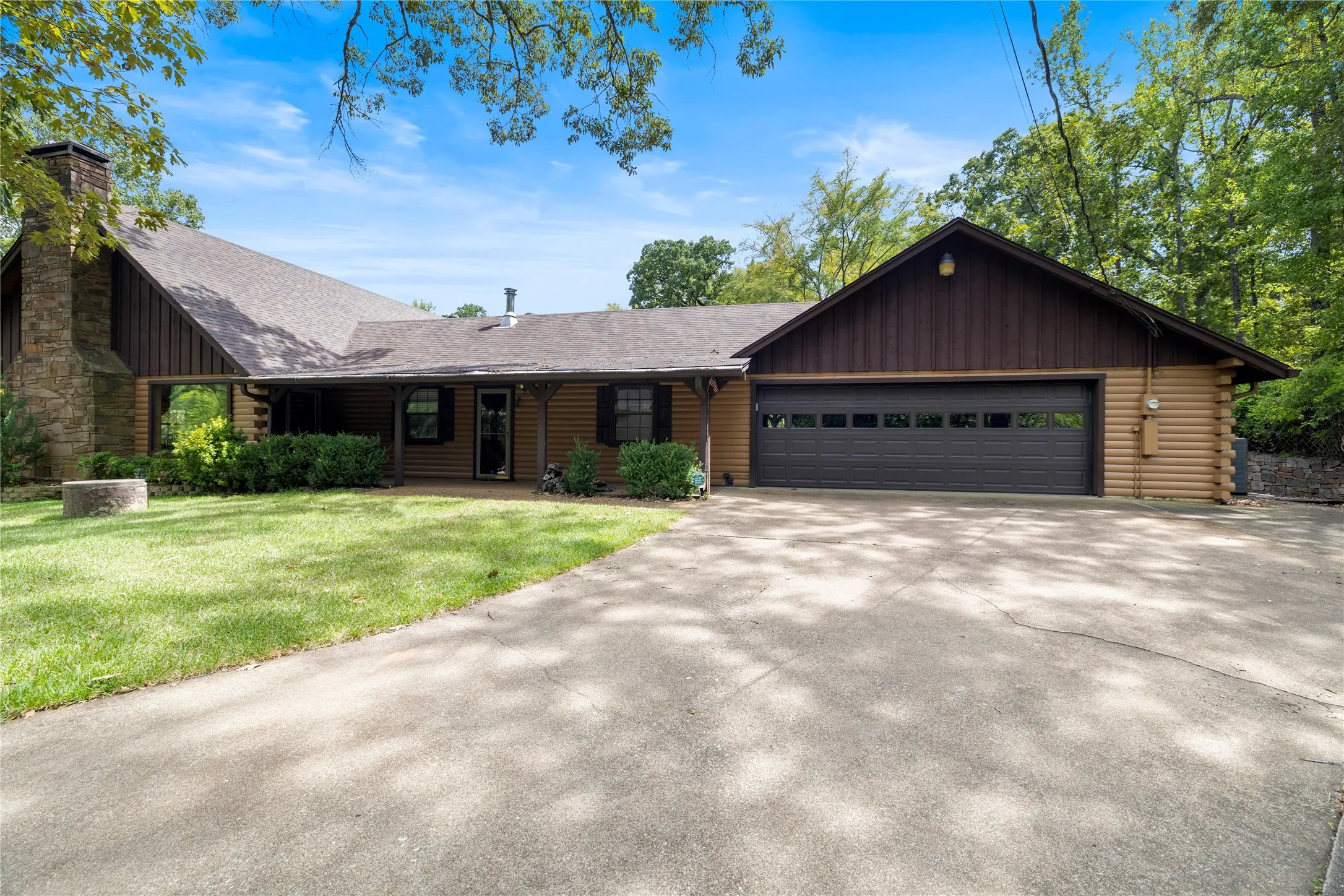 Single Family Residence For Sale in Gregg County , 782 Rosie Wady Road, Gladewater, Texas 75647, 4 Bedroom, 3 Bathroom, 2 Garage spaces, 4,254 Sqft, built in 1983, mls#21366826, Real Estate Agent in Gladewater, Homes For Sale in Gregg county, Homes For Sale in Gladewater, Realtor in Gladewater Texas, Real Estate Brokerage Independent Realty Texas, Luminita Cordes Realtor