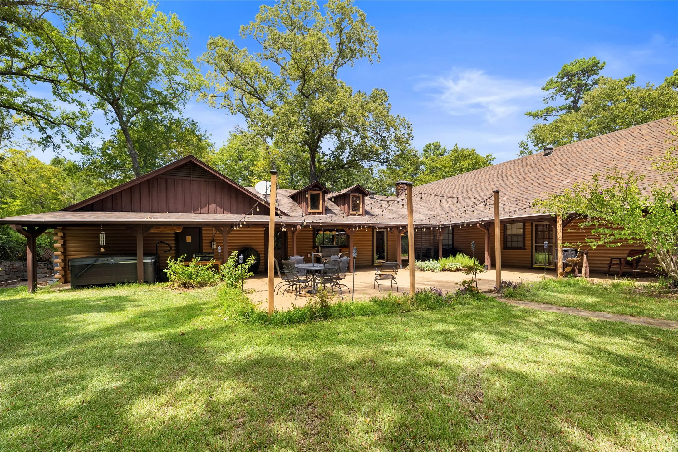 Single Family Residence For Sale in Gregg County , 782 Rosie Wady Road, Gladewater, Texas 75647, 4 Bedroom, 3 Bathroom, 2 Garage spaces, 4,254 Sqft, built in 1983, mls#21366826, Real Estate Agent in Gladewater, Homes For Sale in Gregg county, Homes For Sale in Gladewater, Realtor in Gladewater Texas, Real Estate Brokerage Independent Realty Texas, Luminita Cordes Realtor