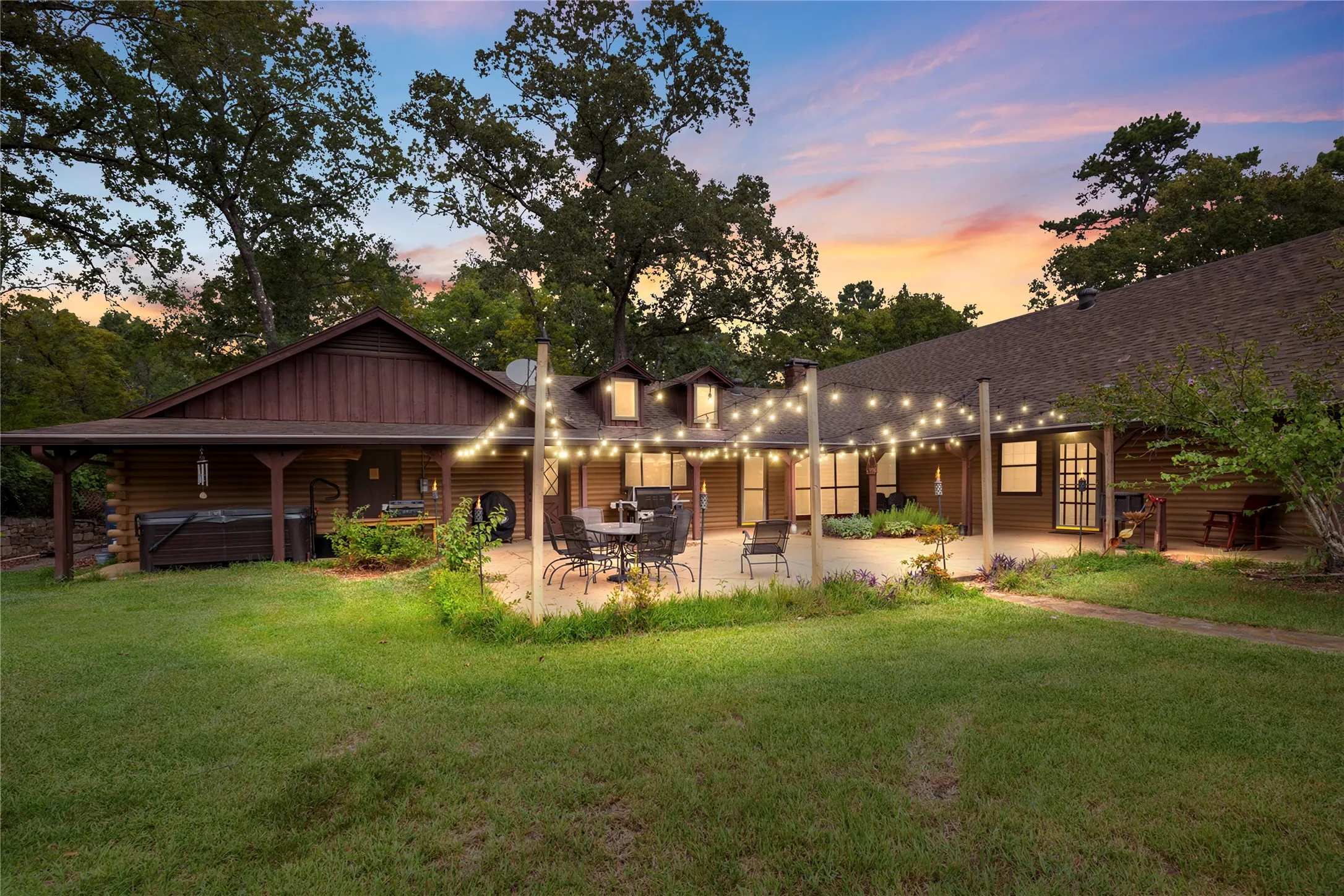 Single Family Residence For Sale in Gregg County , 782 Rosie Wady Road, Gladewater, Texas 75647, 4 Bedroom, 3 Bathroom, 2 Garage spaces, 4,254 Sqft, built in 1983, mls#21366826, Real Estate Agent in Gladewater, Homes For Sale in Gregg county, Homes For Sale in Gladewater, Realtor in Gladewater Texas, Real Estate Brokerage Independent Realty Texas, Luminita Cordes Realtor