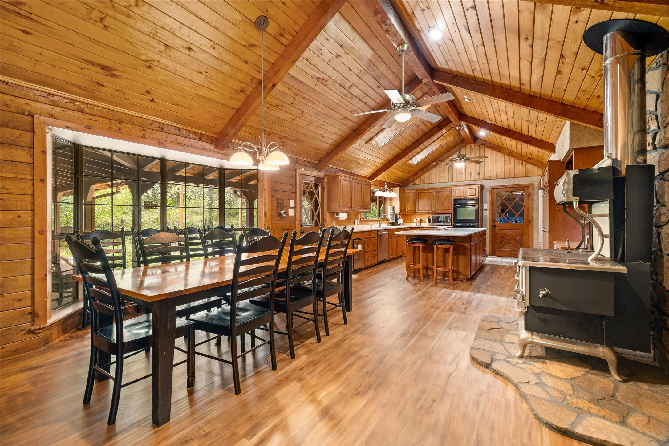 Single Family Residence For Sale in Gregg County , 782 Rosie Wady Road, Gladewater, Texas 75647, 4 Bedroom, 3 Bathroom, 2 Garage spaces, 4,254 Sqft, built in 1983, mls#21366826, Real Estate Agent in Gladewater, Homes For Sale in Gregg county, Homes For Sale in Gladewater, Realtor in Gladewater Texas, Real Estate Brokerage Independent Realty Texas, Luminita Cordes Realtor