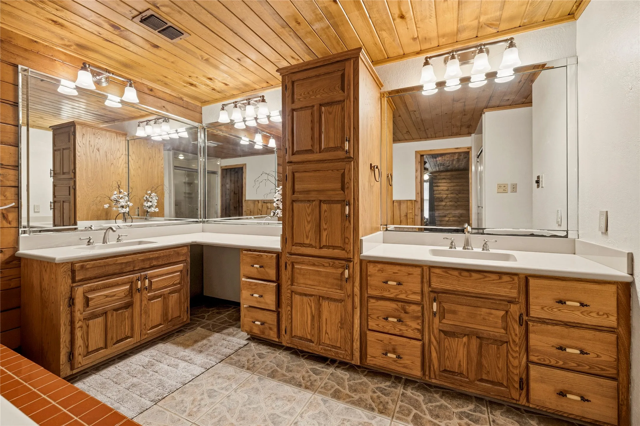Single Family Residence For Sale in Gregg County , 782 Rosie Wady Road, Gladewater, Texas 75647, 4 Bedroom, 3 Bathroom, 2 Garage spaces, 4,254 Sqft, built in 1983, mls#21366826, Real Estate Agent in Gladewater, Homes For Sale in Gregg county, Homes For Sale in Gladewater, Realtor in Gladewater Texas, Real Estate Brokerage Independent Realty Texas, Luminita Cordes Realtor
