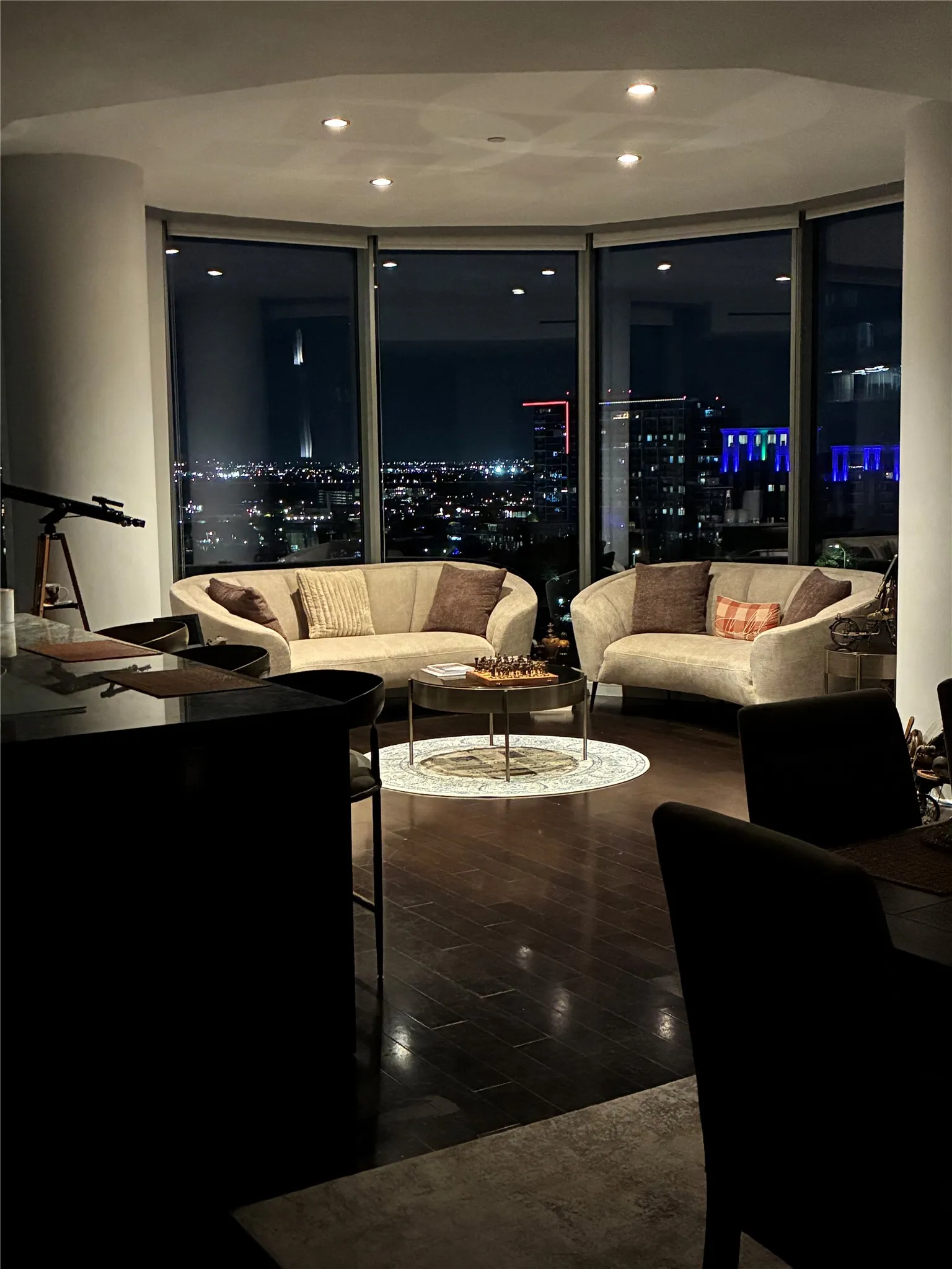 Condominium For Rent in Dallas County , 2900 Mckinnon Street 804, Dallas, Texas 75201, 2 Bedroom, 3 Bathroom, 2 Garage spaces, 1,430 Sqft, built in 2005, mls#21367089, Real Estate Agent in Dallas, Homes For Rent in Dallas county, Homes For Rent in Dallas, Realtor in Dallas Texas, Real Estate Brokerage Independent Realty Texas, Luminita Cordes Realtor