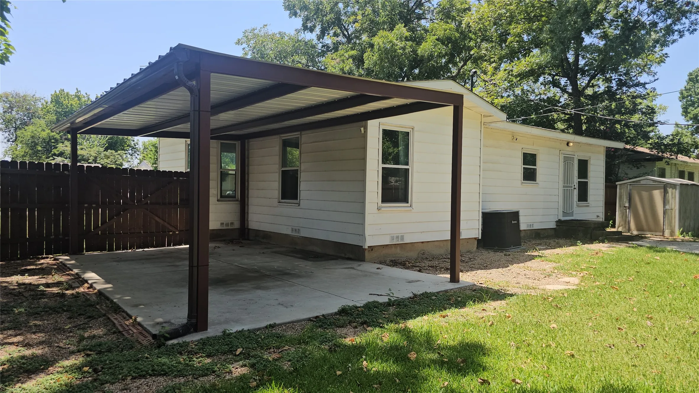 Single Family Residence For Rent in Dallas County , 3115 Dahlia Drive, Dallas, Texas 75216, 3 Bedroom, 1 Bathroom, 1 Garage spaces, 1,217 Sqft, built in 1954, mls#21367231, Real Estate Agent in Dallas, Homes For Rent in Dallas county, Homes For Rent in Dallas, Realtor in Dallas Texas, Real Estate Brokerage Independent Realty Texas, Luminita Cordes Realtor