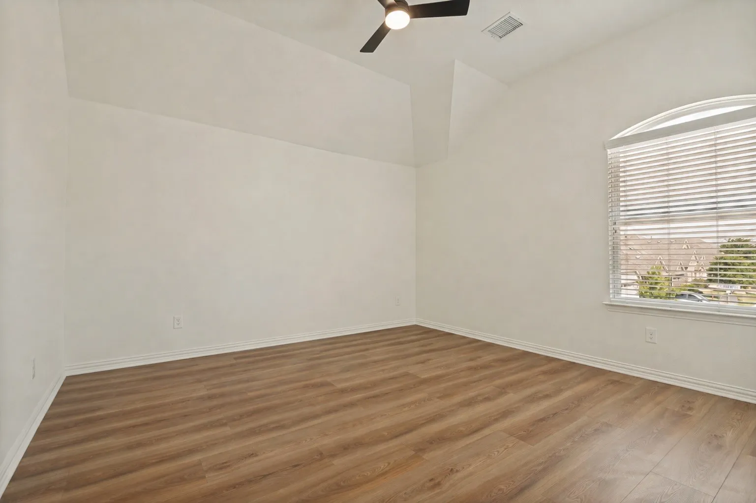 Single Family Residence For Sale in Ellis County , 200 Ravenel Street, Glenn Heights, Texas 75154, 6 Bedroom, 4 Bathroom, 2 Garage spaces, 3,822 Sqft, built in 2019, mls#21367039, Real Estate Agent in Glenn Heights, Homes For Sale in Ellis county, Homes For Sale in Glenn Heights, Realtor in Glenn Heights Texas, Real Estate Brokerage Independent Realty Texas, Luminita Cordes Realtor
