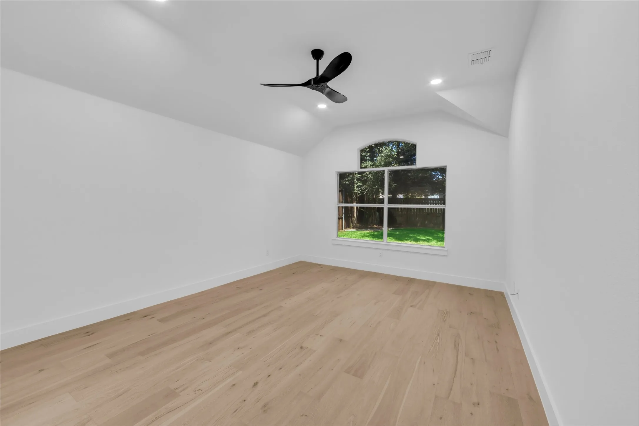 Single Family Residence For Sale in Denton County , 1611 Mallard Drive, Corinth, Texas 76210, 4 Bedroom, 2 Bathroom, 2 Garage spaces, 2,165 Sqft, built in 1999, mls#21367236, Real Estate Agent in Corinth, Homes For Sale in Denton county, Homes For Sale in Corinth, Realtor in Corinth Texas, Real Estate Brokerage Independent Realty Texas, Luminita Cordes Realtor