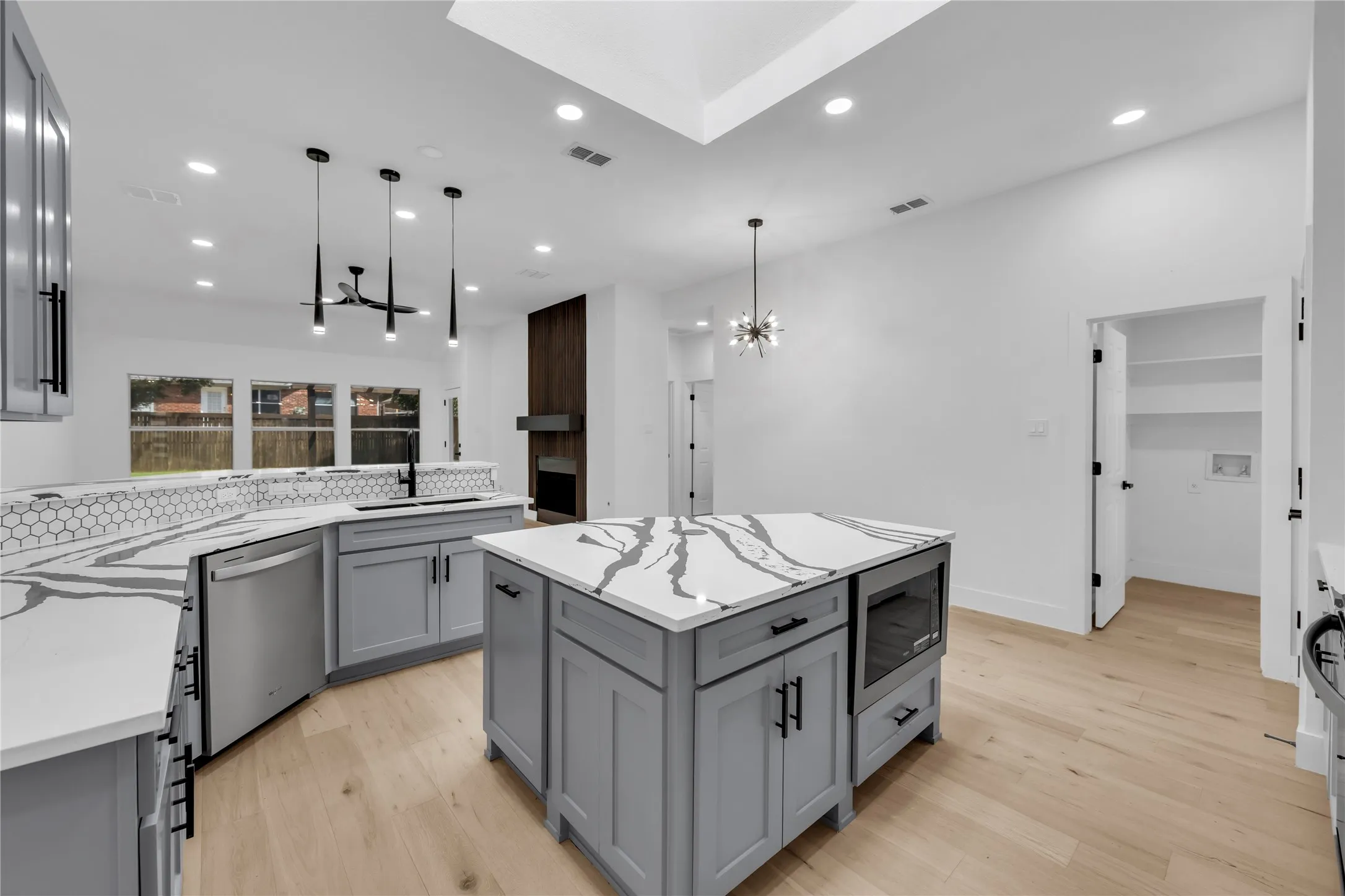 Single Family Residence For Sale in Denton County , 1611 Mallard Drive, Corinth, Texas 76210, 4 Bedroom, 2 Bathroom, 2 Garage spaces, 2,165 Sqft, built in 1999, mls#21367236, Real Estate Agent in Corinth, Homes For Sale in Denton county, Homes For Sale in Corinth, Realtor in Corinth Texas, Real Estate Brokerage Independent Realty Texas, Luminita Cordes Realtor