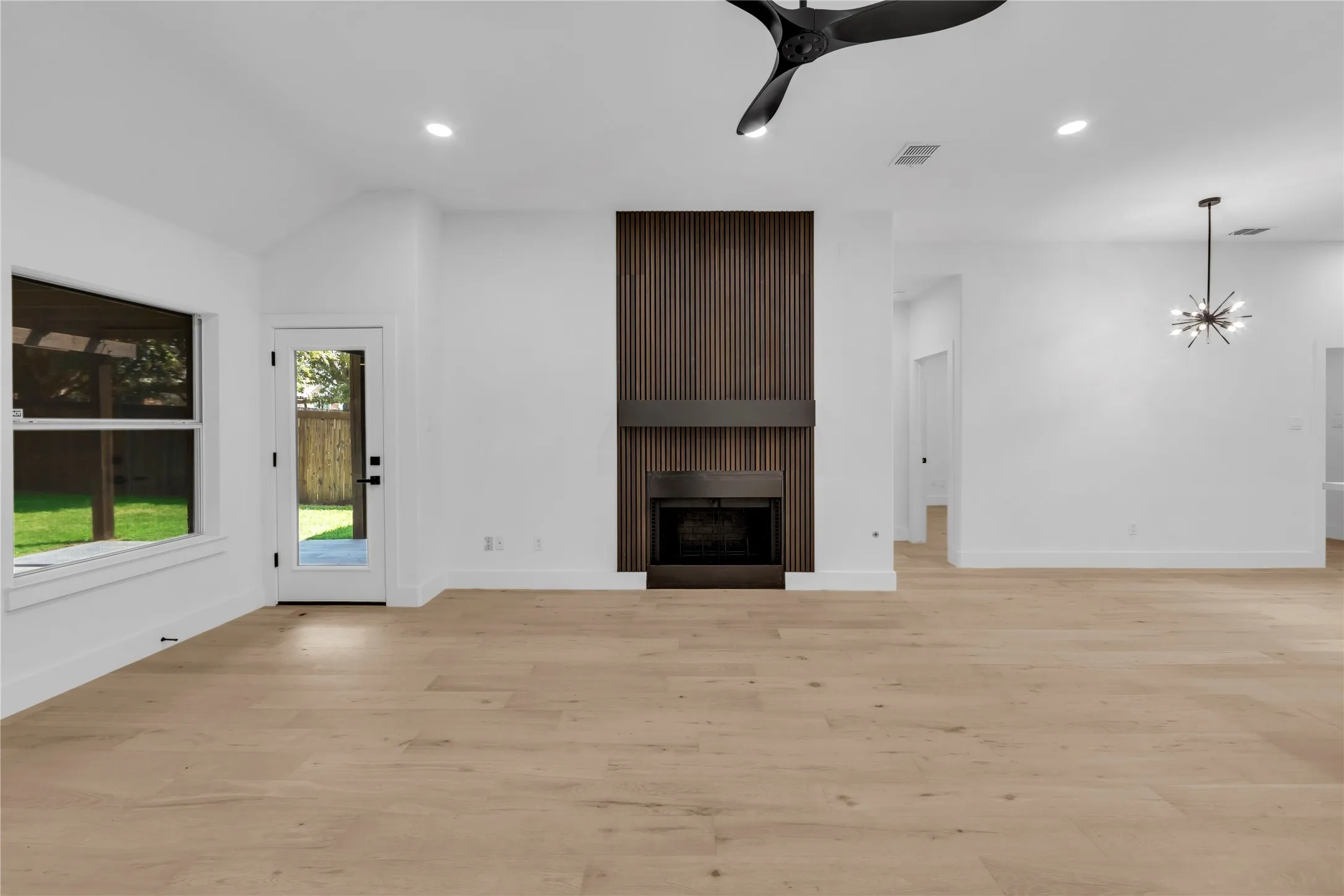 Single Family Residence For Sale in Denton County , 1611 Mallard Drive, Corinth, Texas 76210, 4 Bedroom, 2 Bathroom, 2 Garage spaces, 2,165 Sqft, built in 1999, mls#21367236, Real Estate Agent in Corinth, Homes For Sale in Denton county, Homes For Sale in Corinth, Realtor in Corinth Texas, Real Estate Brokerage Independent Realty Texas, Luminita Cordes Realtor