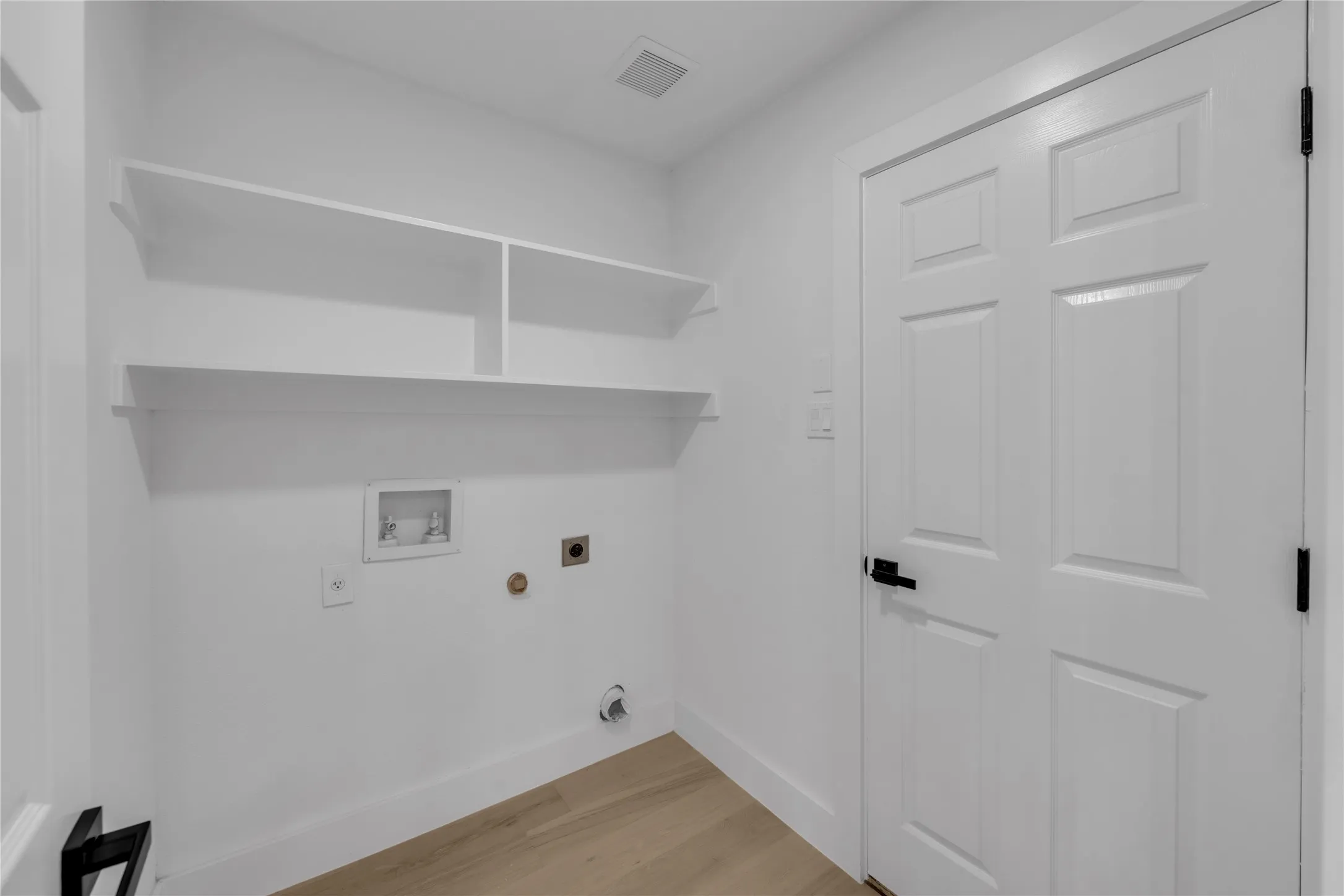Single Family Residence For Sale in Denton County , 1611 Mallard Drive, Corinth, Texas 76210, 4 Bedroom, 2 Bathroom, 2 Garage spaces, 2,165 Sqft, built in 1999, mls#21367236, Real Estate Agent in Corinth, Homes For Sale in Denton county, Homes For Sale in Corinth, Realtor in Corinth Texas, Real Estate Brokerage Independent Realty Texas, Luminita Cordes Realtor