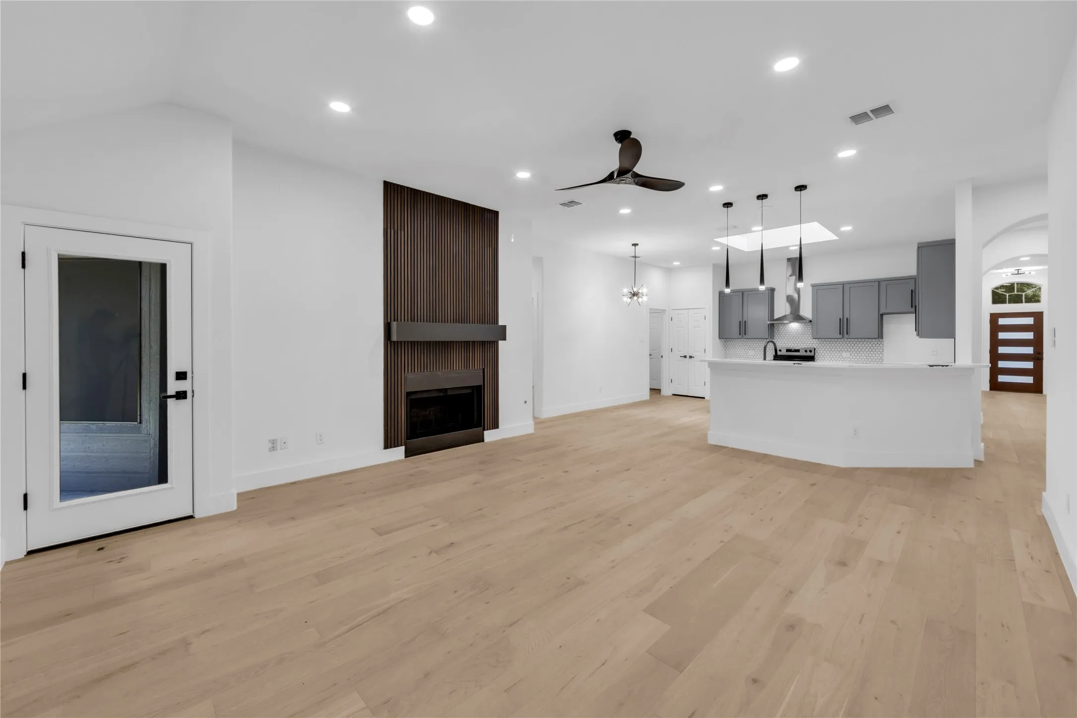 Single Family Residence For Sale in Denton County , 1611 Mallard Drive, Corinth, Texas 76210, 4 Bedroom, 2 Bathroom, 2 Garage spaces, 2,165 Sqft, built in 1999, mls#21367236, Real Estate Agent in Corinth, Homes For Sale in Denton county, Homes For Sale in Corinth, Realtor in Corinth Texas, Real Estate Brokerage Independent Realty Texas, Luminita Cordes Realtor