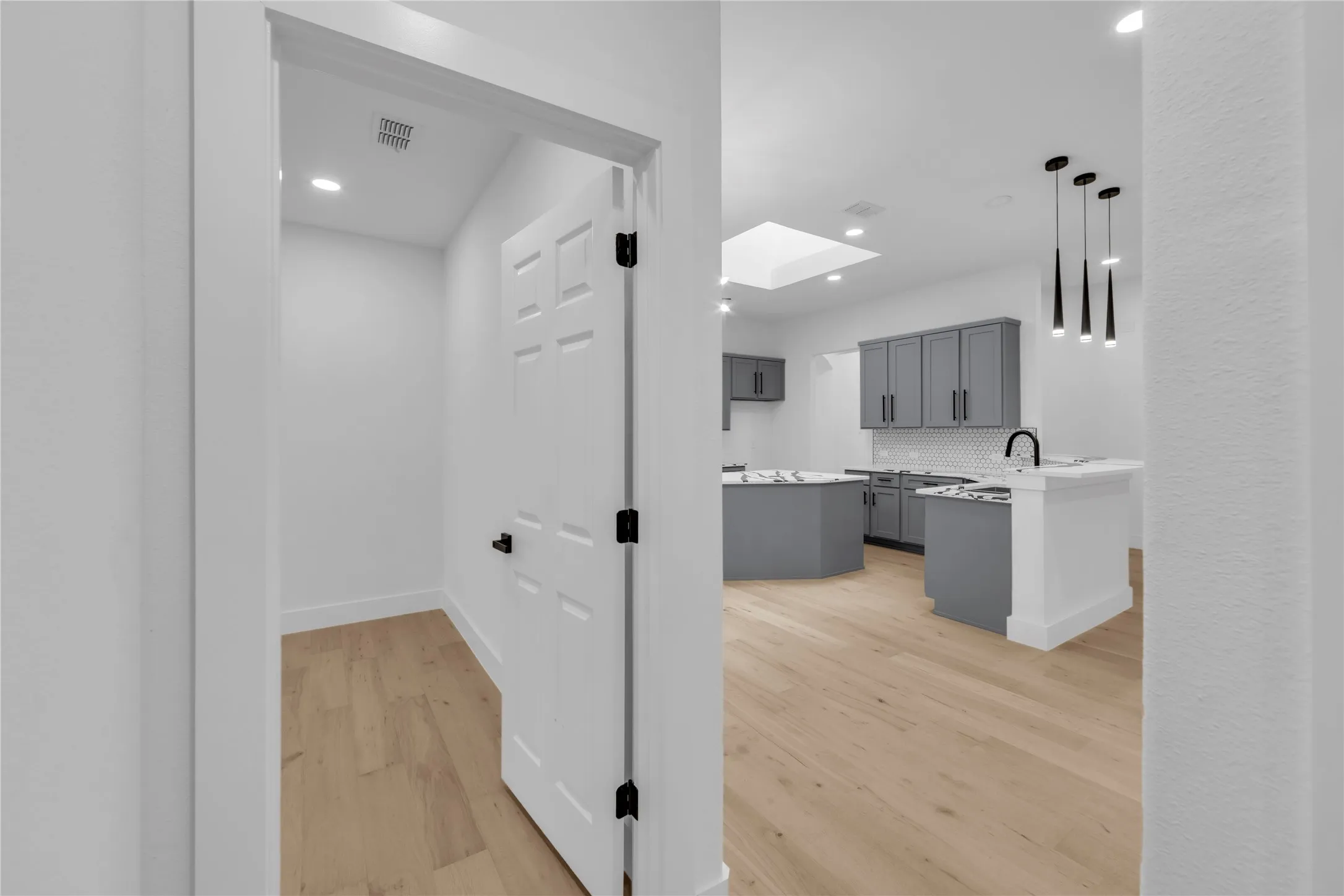 Single Family Residence For Sale in Denton County , 1611 Mallard Drive, Corinth, Texas 76210, 4 Bedroom, 2 Bathroom, 2 Garage spaces, 2,165 Sqft, built in 1999, mls#21367236, Real Estate Agent in Corinth, Homes For Sale in Denton county, Homes For Sale in Corinth, Realtor in Corinth Texas, Real Estate Brokerage Independent Realty Texas, Luminita Cordes Realtor