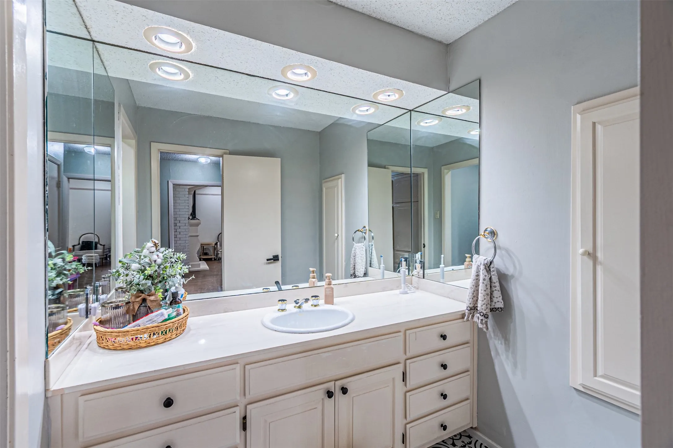 Single Family Residence For Rent in Tarrant County , 4117 Aragon Drive, Fort Worth, Texas 76133, 4 Bedroom, 2 Bathroom, 2 Garage spaces, 2,244 Sqft, built in 1973, mls#21353638, Real Estate Agent in Fort Worth, Homes For Rent in Tarrant county, Homes For Rent in Fort Worth, Realtor in Fort Worth Texas, Real Estate Brokerage Independent Realty Texas, Luminita Cordes Realtor