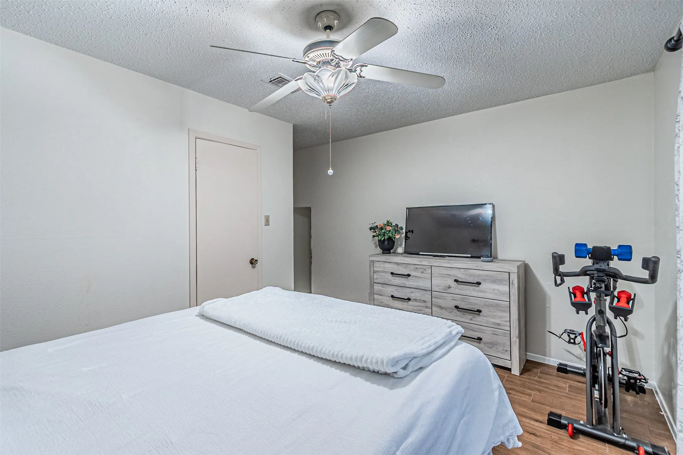 Single Family Residence For Rent in Tarrant County , 4117 Aragon Drive, Fort Worth, Texas 76133, 4 Bedroom, 2 Bathroom, 2 Garage spaces, 2,244 Sqft, built in 1973, mls#21353638, Real Estate Agent in Fort Worth, Homes For Rent in Tarrant county, Homes For Rent in Fort Worth, Realtor in Fort Worth Texas, Real Estate Brokerage Independent Realty Texas, Luminita Cordes Realtor