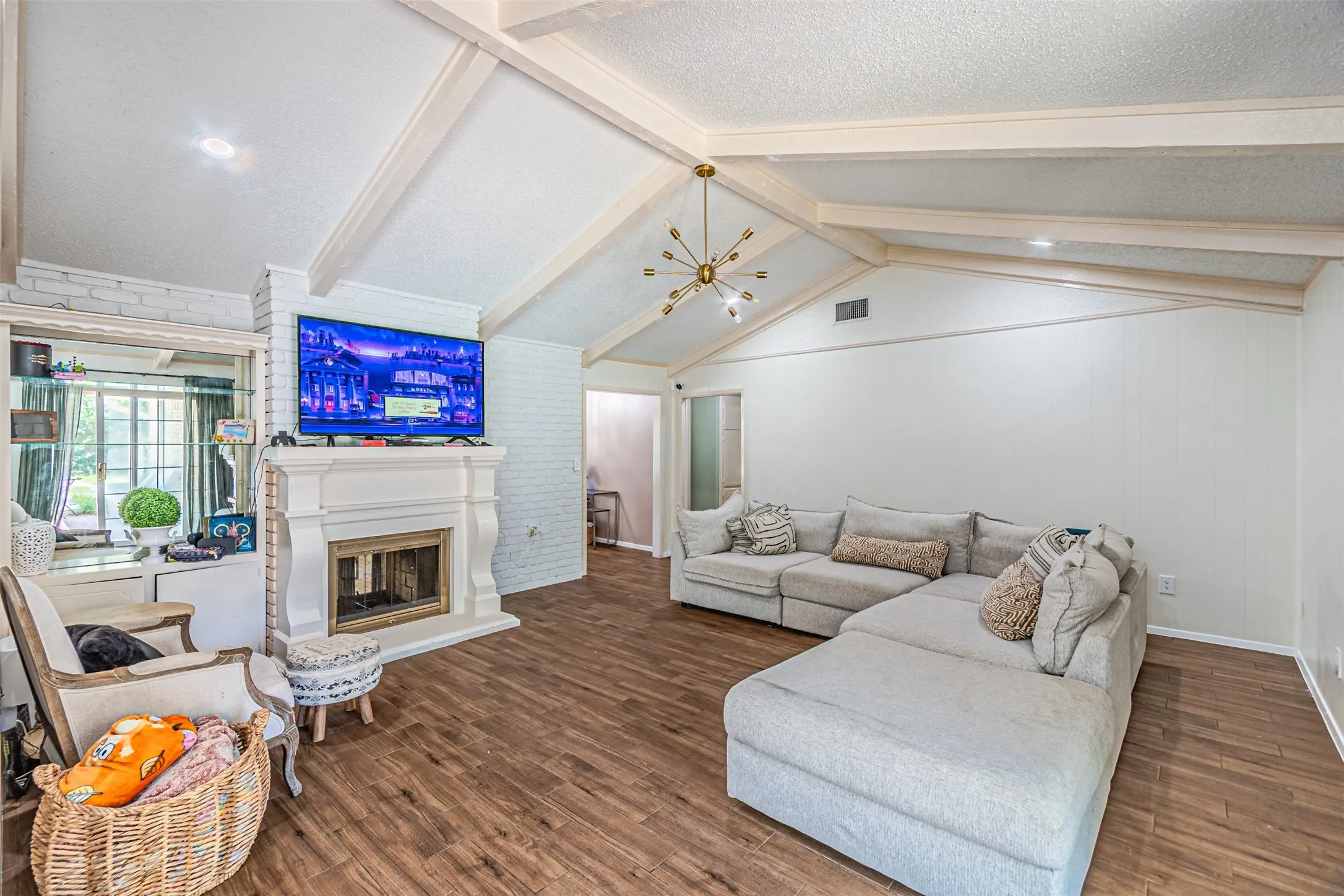 Single Family Residence For Rent in Tarrant County , 4117 Aragon Drive, Fort Worth, Texas 76133, 4 Bedroom, 2 Bathroom, 2 Garage spaces, 2,244 Sqft, built in 1973, mls#21353638, Real Estate Agent in Fort Worth, Homes For Rent in Tarrant county, Homes For Rent in Fort Worth, Realtor in Fort Worth Texas, Real Estate Brokerage Independent Realty Texas, Luminita Cordes Realtor