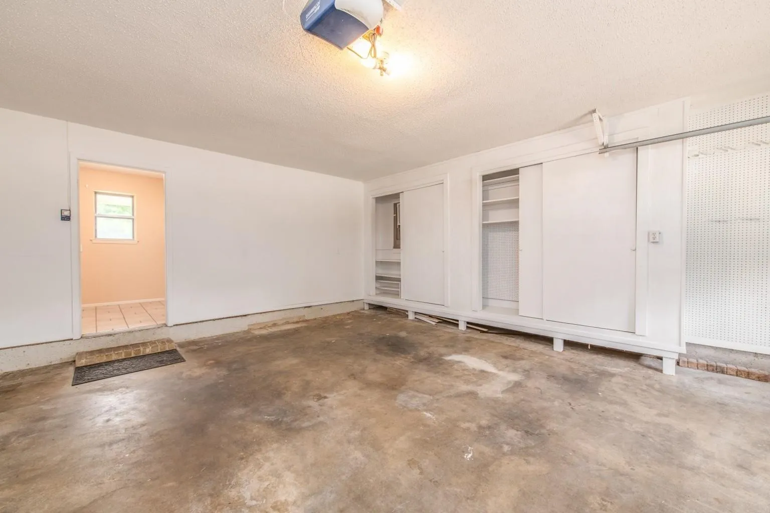 Single Family Residence For Rent in Tarrant County , 4117 Aragon Drive, Fort Worth, Texas 76133, 4 Bedroom, 2 Bathroom, 2 Garage spaces, 2,244 Sqft, built in 1973, mls#21353638, Real Estate Agent in Fort Worth, Homes For Rent in Tarrant county, Homes For Rent in Fort Worth, Realtor in Fort Worth Texas, Real Estate Brokerage Independent Realty Texas, Luminita Cordes Realtor