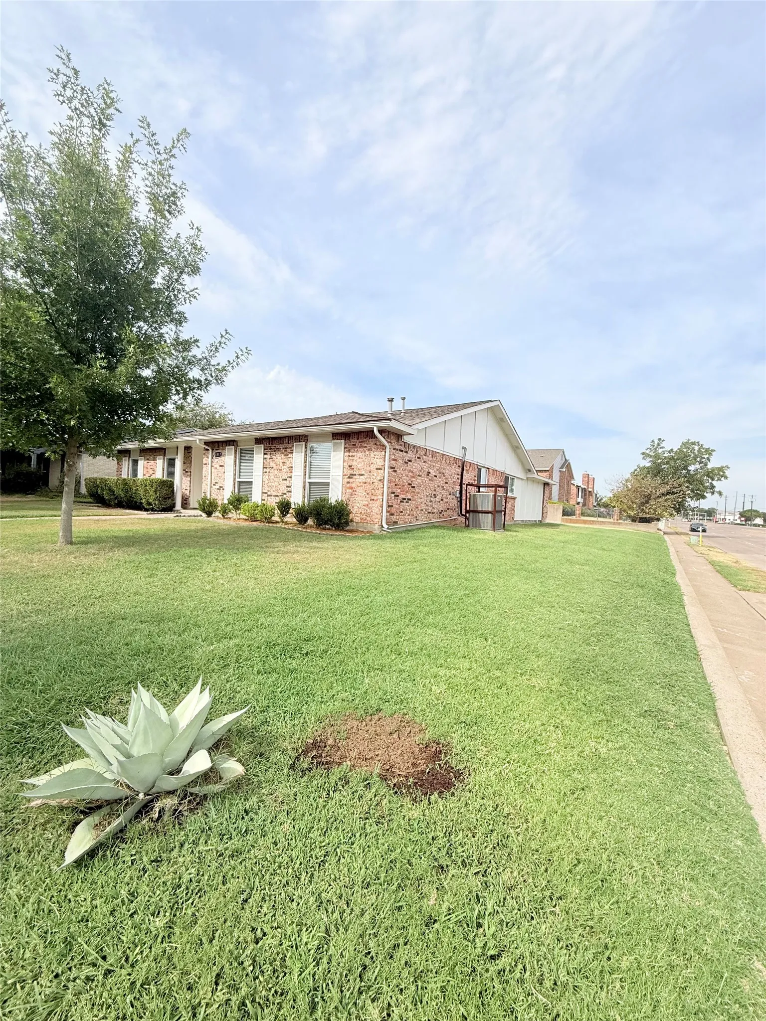Single Family Residence For Rent in Dallas County , 4817 Sprucewood Lane, Garland, Texas 75044, 4 Bedroom, 2 Bathroom, 2 Garage spaces, 2,117 Sqft, built in 1974, mls#21367097, Real Estate Agent in Garland, Homes For Rent in Dallas county, Homes For Rent in Garland, Realtor in Garland Texas, Real Estate Brokerage Independent Realty Texas, Luminita Cordes Realtor