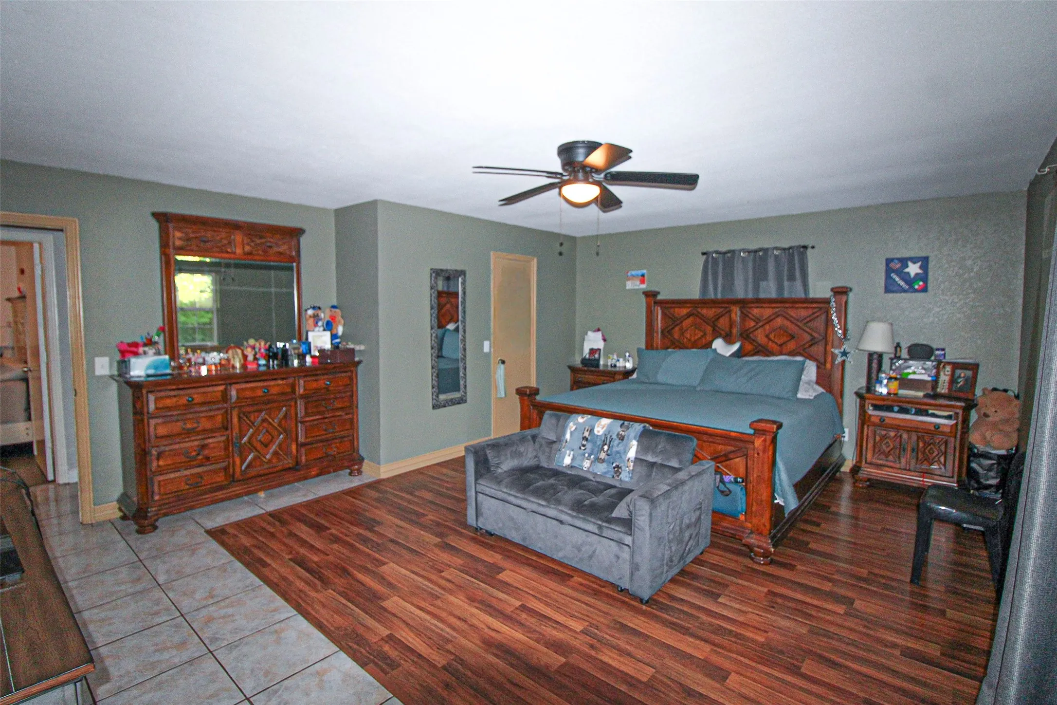 Ceiling fan with integrated lighting