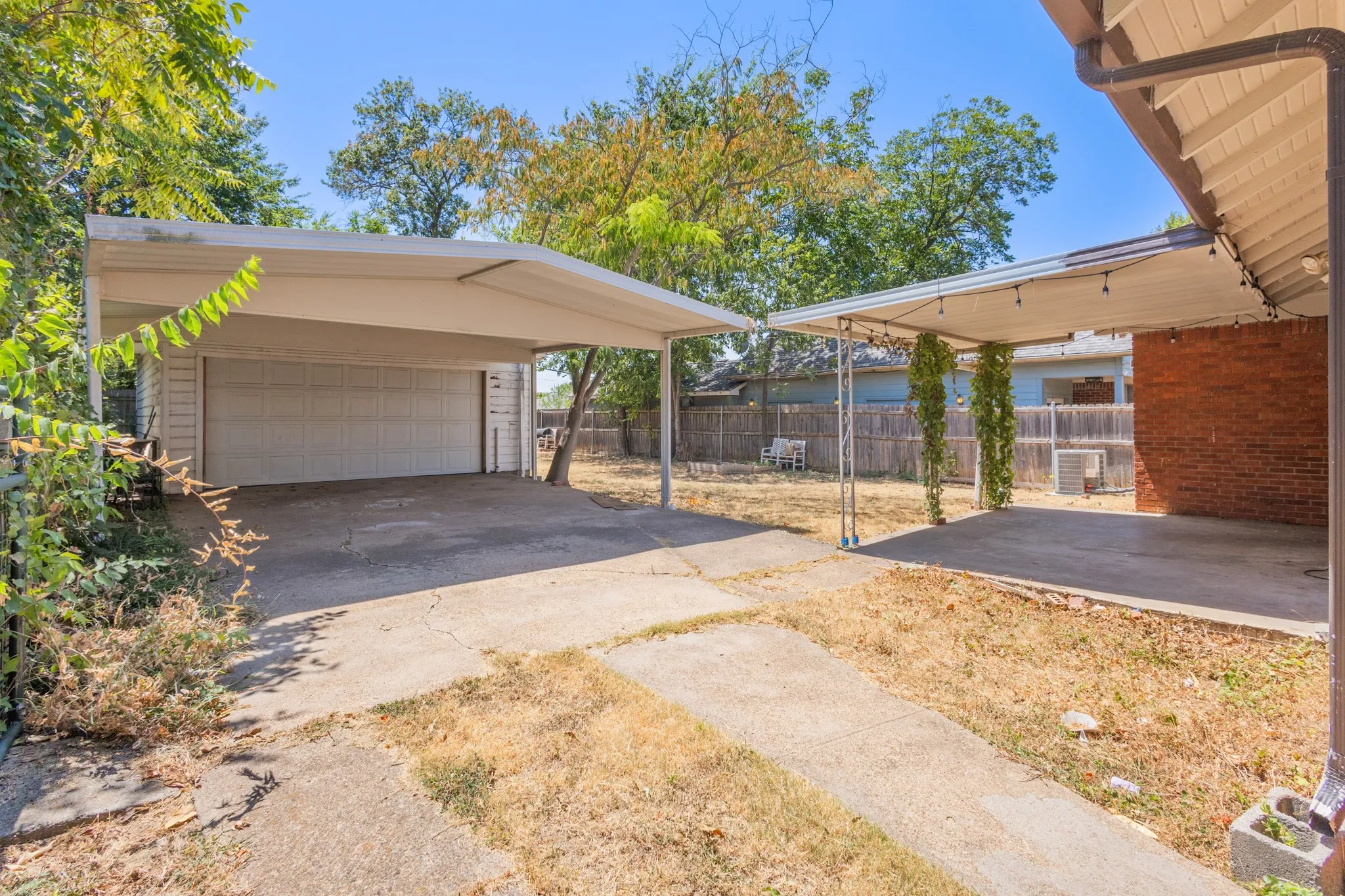 Single Family Residence For Sale in Dallas County , 3326 Burlingdell Avenue, Dallas, Texas 75211, 2 Bedroom, 1 Bathroom, 2 Garage spaces, 1,092 Sqft, built in 1924, mls#21367214, Real Estate Agent in Dallas, Homes For Sale in Dallas county, Homes For Sale in Dallas, Realtor in Dallas Texas, Real Estate Brokerage Independent Realty Texas, Luminita Cordes Realtor