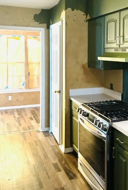 KITCHEN WITH GAS STOVE, STAINLESS SIDE BY SIDE FRIDGE, INCLUDED, DISHWASHER AND ELECTRIC WATER HEATER