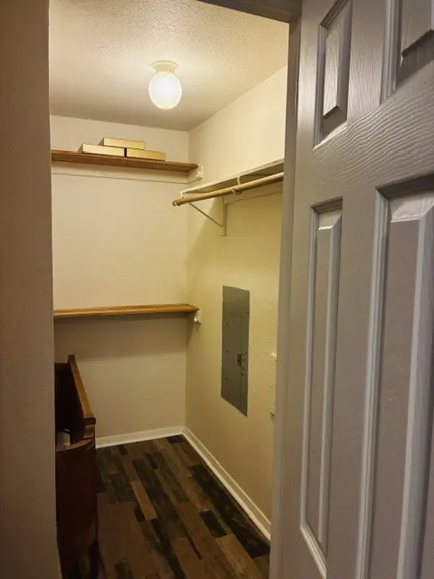 WALK IN CLOSET