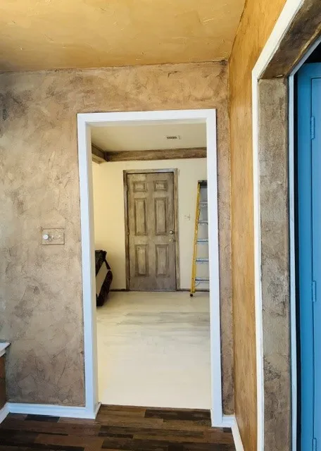 SUNROOM GOES INTO LIVING AREA AND KITCHEN