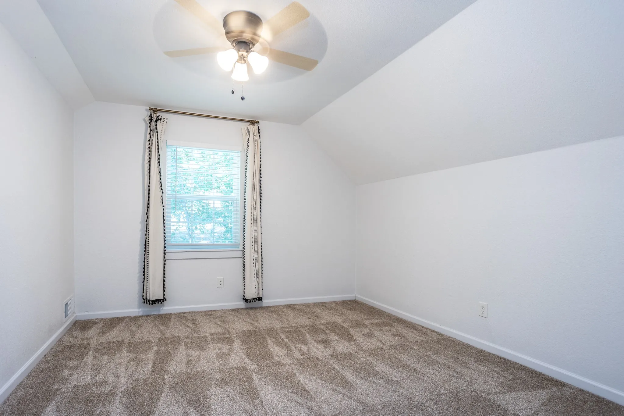 Single Family Residence For Sale in Dallas County , 809 Wood River Road, Dallas, Texas 75232, 4 Bedroom, 3 Bathroom, 2 Garage spaces, 2,357 Sqft, built in 1962, mls#21367257, Real Estate Agent in Dallas, Homes For Sale in Dallas county, Homes For Sale in Dallas, Realtor in Dallas Texas, Real Estate Brokerage Independent Realty Texas, Luminita Cordes Realtor