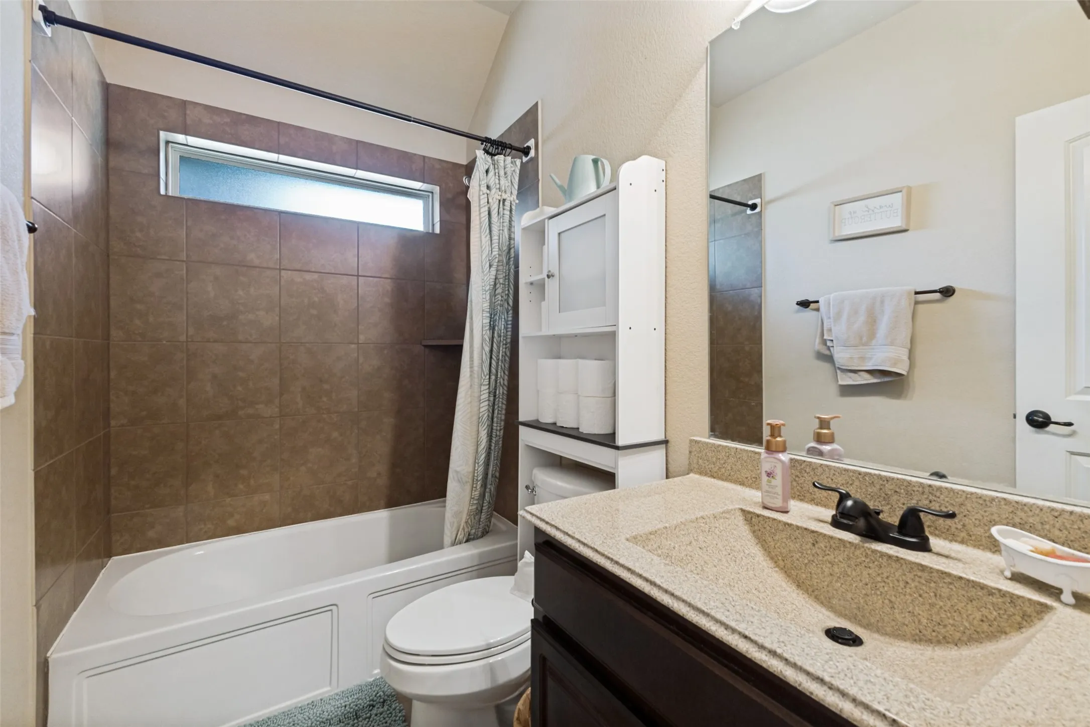 Single Family Residence For Sale in Rockwall County , 188 Griffin Avenue, Fate, Texas 75189, 3 Bedroom, 2 Bathroom, 3 Garage spaces, 1,720 Sqft, built in 2012, mls#21367262, Real Estate Agent in Fate, Homes For Sale in Rockwall county, Homes For Sale in Fate, Realtor in Fate Texas, Real Estate Brokerage Independent Realty Texas, Luminita Cordes Realtor