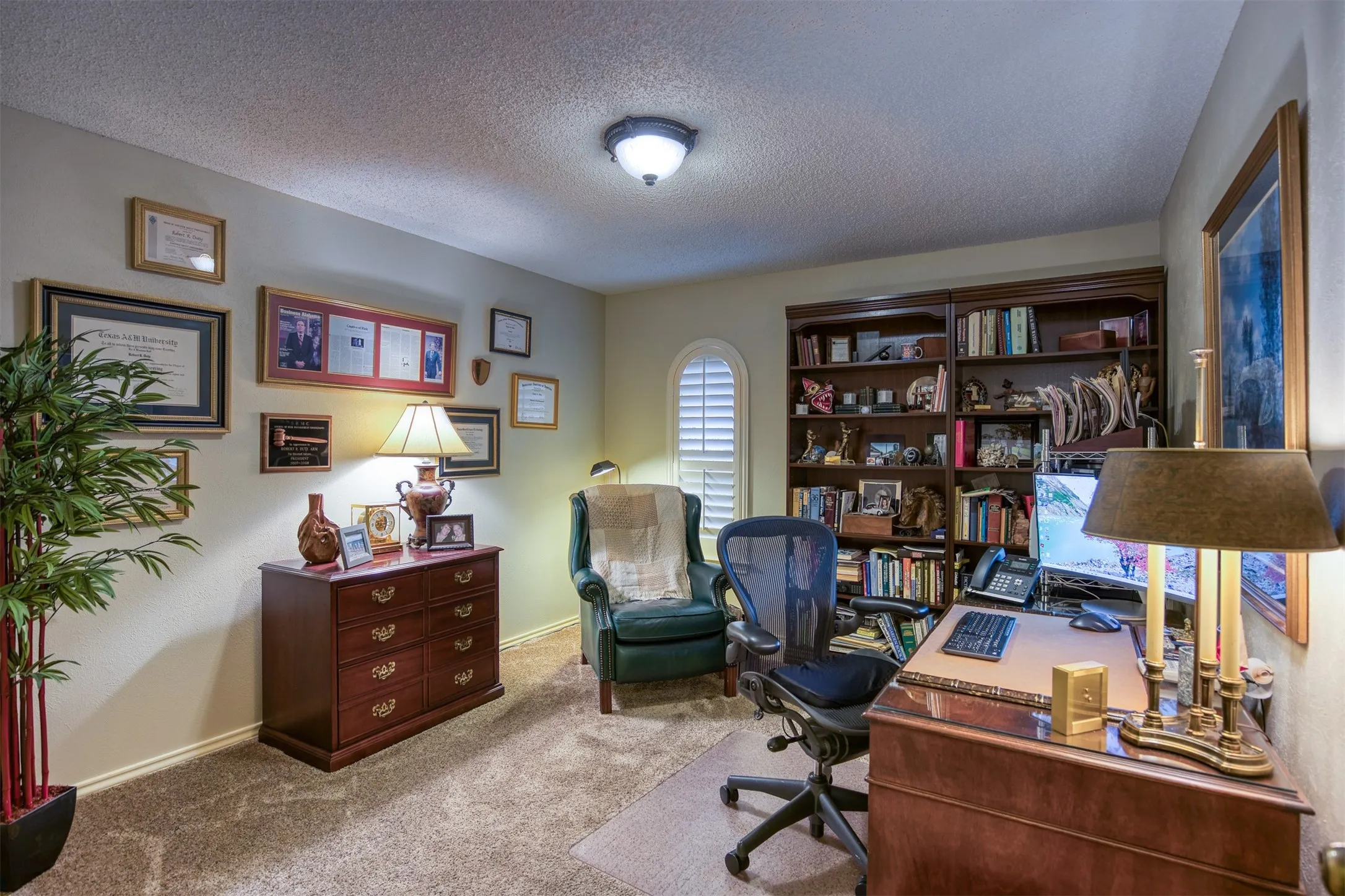 Townhouse For Sale in Dallas County , 6837 Anglebluff Circle, Dallas, Texas 75248, 3 Bedroom, 3 Bathroom, 2 Garage spaces, 2,272 Sqft, built in 1974, Price $475,000, mls#21367134, Real Estate Agent in Dallas, Homes For Sale in Dallas county, Homes For Sale in Dallas, Realtor in Dallas Texas, Real Estate Brokerage Independent Realty Texas, Luminita Cordes Realtor