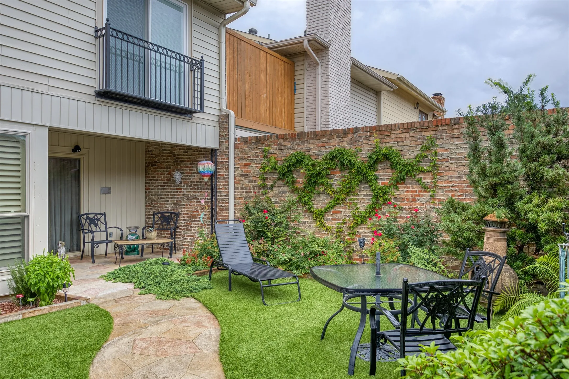 Townhouse For Sale in Dallas County , 6837 Anglebluff Circle, Dallas, Texas 75248, 3 Bedroom, 3 Bathroom, 2 Garage spaces, 2,272 Sqft, built in 1974, Price $475,000, mls#21367134, Real Estate Agent in Dallas, Homes For Sale in Dallas county, Homes For Sale in Dallas, Realtor in Dallas Texas, Real Estate Brokerage Independent Realty Texas, Luminita Cordes Realtor