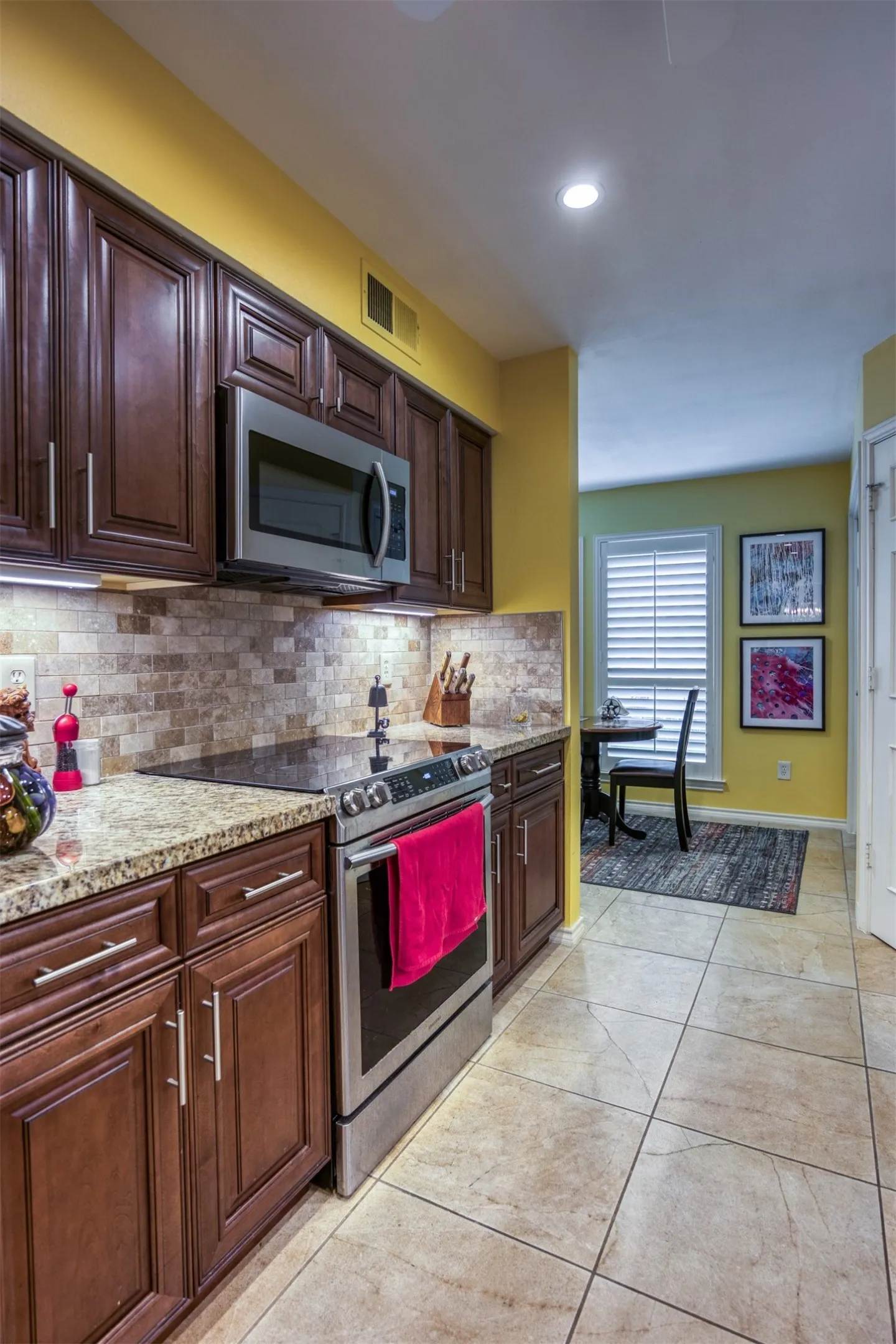 Townhouse For Sale in Dallas County , 6837 Anglebluff Circle, Dallas, Texas 75248, 3 Bedroom, 3 Bathroom, 2 Garage spaces, 2,272 Sqft, built in 1974, Price $475,000, mls#21367134, Real Estate Agent in Dallas, Homes For Sale in Dallas county, Homes For Sale in Dallas, Realtor in Dallas Texas, Real Estate Brokerage Independent Realty Texas, Luminita Cordes Realtor