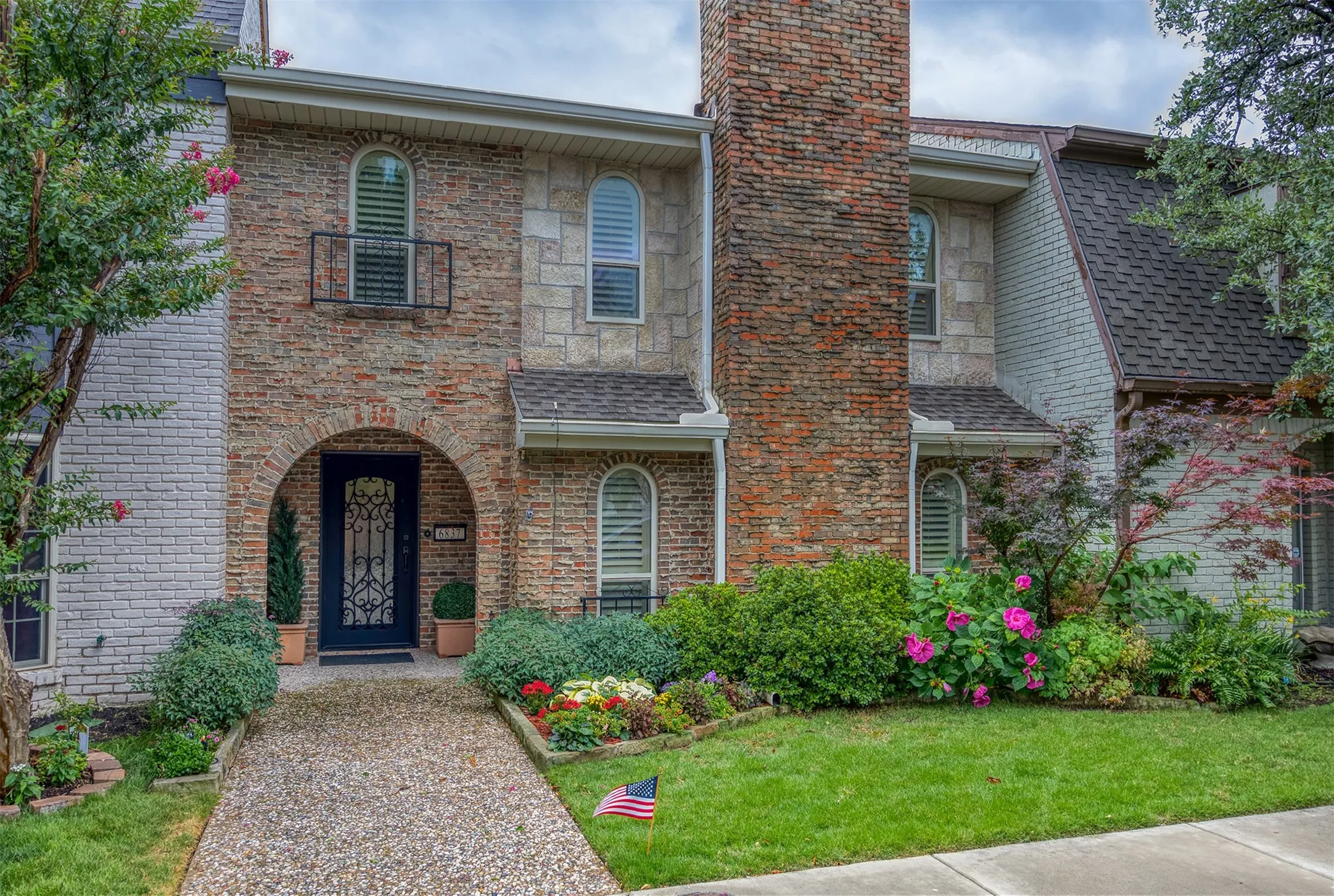 Townhouse For Sale in Dallas County , 6837 Anglebluff Circle, Dallas, Texas 75248, 3 Bedroom, 3 Bathroom, 2 Garage spaces, 2,272 Sqft, built in 1974, Price $475,000, mls#21367134, Real Estate Agent in Dallas, Homes For Sale in Dallas county, Homes For Sale in Dallas, Realtor in Dallas Texas, Real Estate Brokerage Independent Realty Texas, Luminita Cordes Realtor