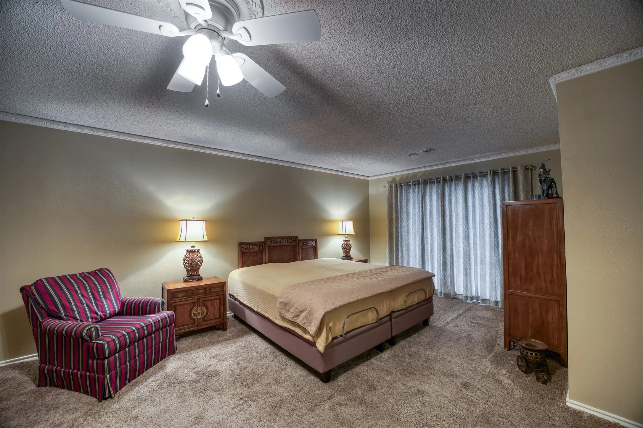 Townhouse For Sale in Dallas County , 6837 Anglebluff Circle, Dallas, Texas 75248, 3 Bedroom, 3 Bathroom, 2 Garage spaces, 2,272 Sqft, built in 1974, Price $475,000, mls#21367134, Real Estate Agent in Dallas, Homes For Sale in Dallas county, Homes For Sale in Dallas, Realtor in Dallas Texas, Real Estate Brokerage Independent Realty Texas, Luminita Cordes Realtor