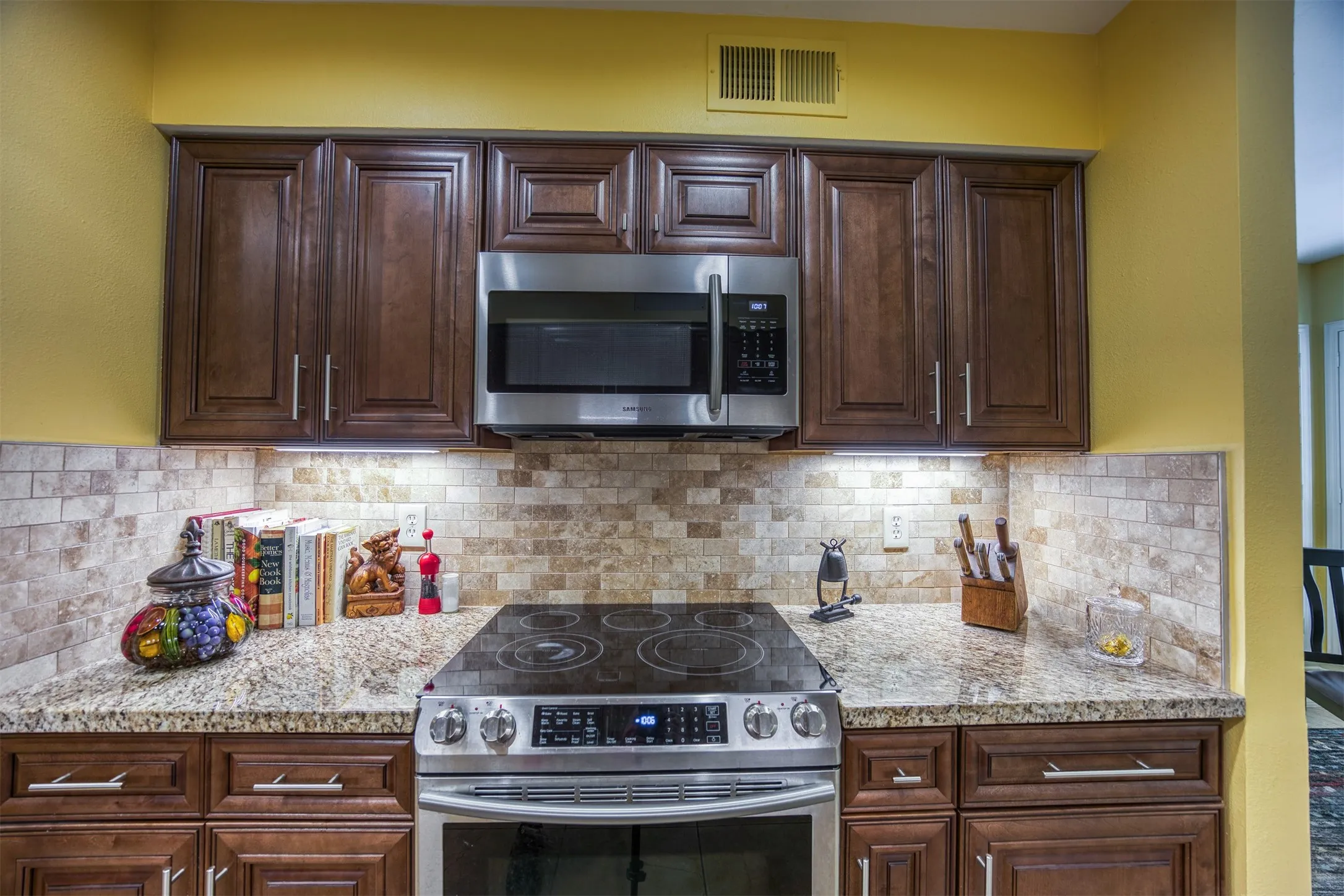 Townhouse For Sale in Dallas County , 6837 Anglebluff Circle, Dallas, Texas 75248, 3 Bedroom, 3 Bathroom, 2 Garage spaces, 2,272 Sqft, built in 1974, Price $475,000, mls#21367134, Real Estate Agent in Dallas, Homes For Sale in Dallas county, Homes For Sale in Dallas, Realtor in Dallas Texas, Real Estate Brokerage Independent Realty Texas, Luminita Cordes Realtor