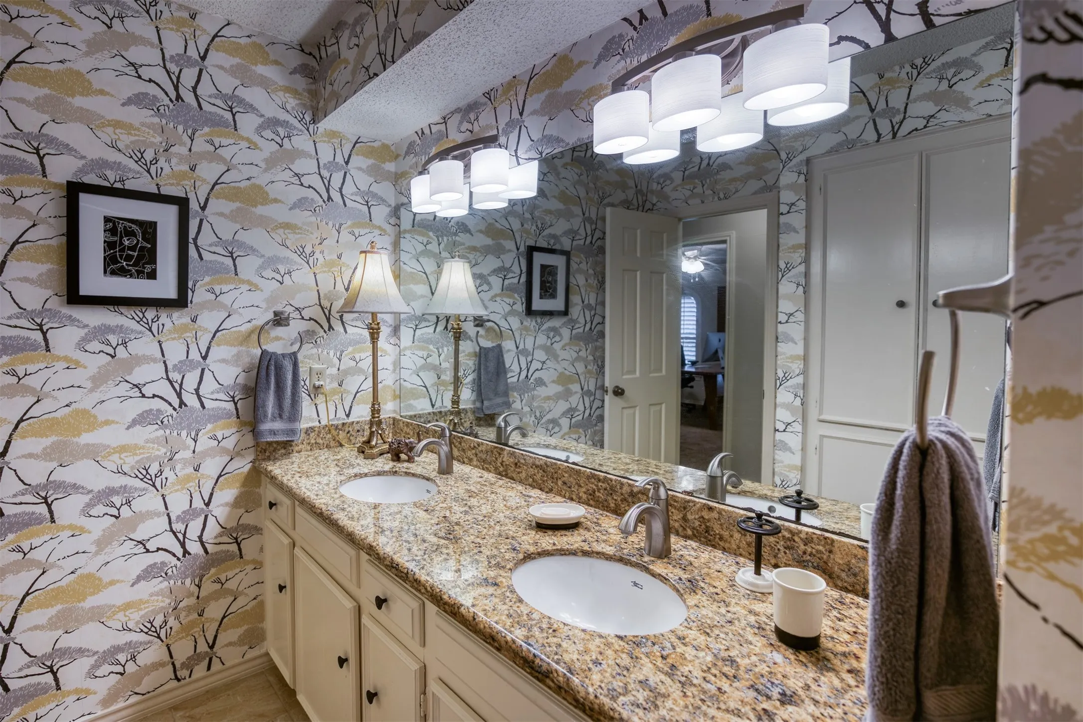 Townhouse For Sale in Dallas County , 6837 Anglebluff Circle, Dallas, Texas 75248, 3 Bedroom, 3 Bathroom, 2 Garage spaces, 2,272 Sqft, built in 1974, Price $475,000, mls#21367134, Real Estate Agent in Dallas, Homes For Sale in Dallas county, Homes For Sale in Dallas, Realtor in Dallas Texas, Real Estate Brokerage Independent Realty Texas, Luminita Cordes Realtor