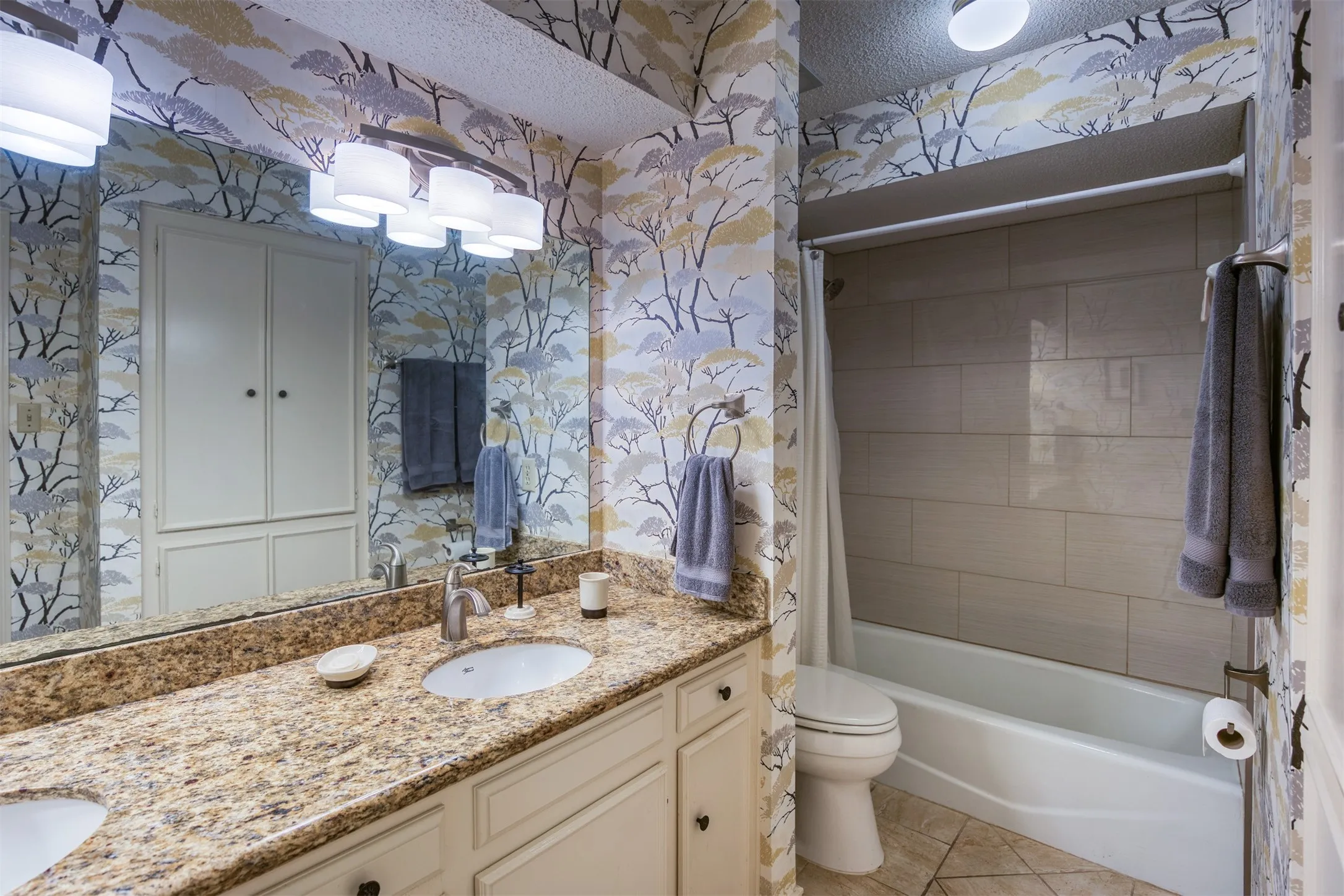 Townhouse For Sale in Dallas County , 6837 Anglebluff Circle, Dallas, Texas 75248, 3 Bedroom, 3 Bathroom, 2 Garage spaces, 2,272 Sqft, built in 1974, Price $475,000, mls#21367134, Real Estate Agent in Dallas, Homes For Sale in Dallas county, Homes For Sale in Dallas, Realtor in Dallas Texas, Real Estate Brokerage Independent Realty Texas, Luminita Cordes Realtor