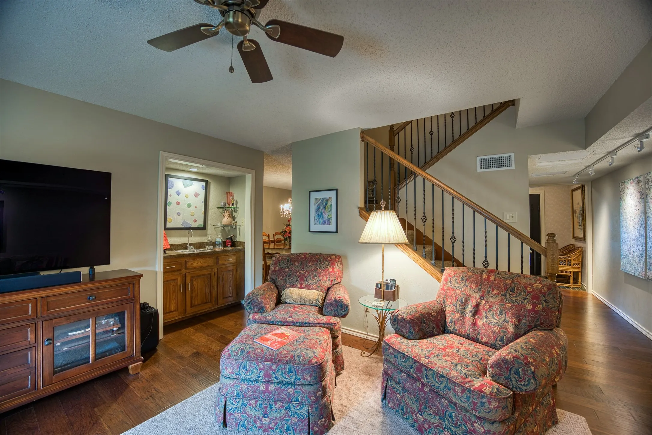 Townhouse For Sale in Dallas County , 6837 Anglebluff Circle, Dallas, Texas 75248, 3 Bedroom, 3 Bathroom, 2 Garage spaces, 2,272 Sqft, built in 1974, Price $475,000, mls#21367134, Real Estate Agent in Dallas, Homes For Sale in Dallas county, Homes For Sale in Dallas, Realtor in Dallas Texas, Real Estate Brokerage Independent Realty Texas, Luminita Cordes Realtor