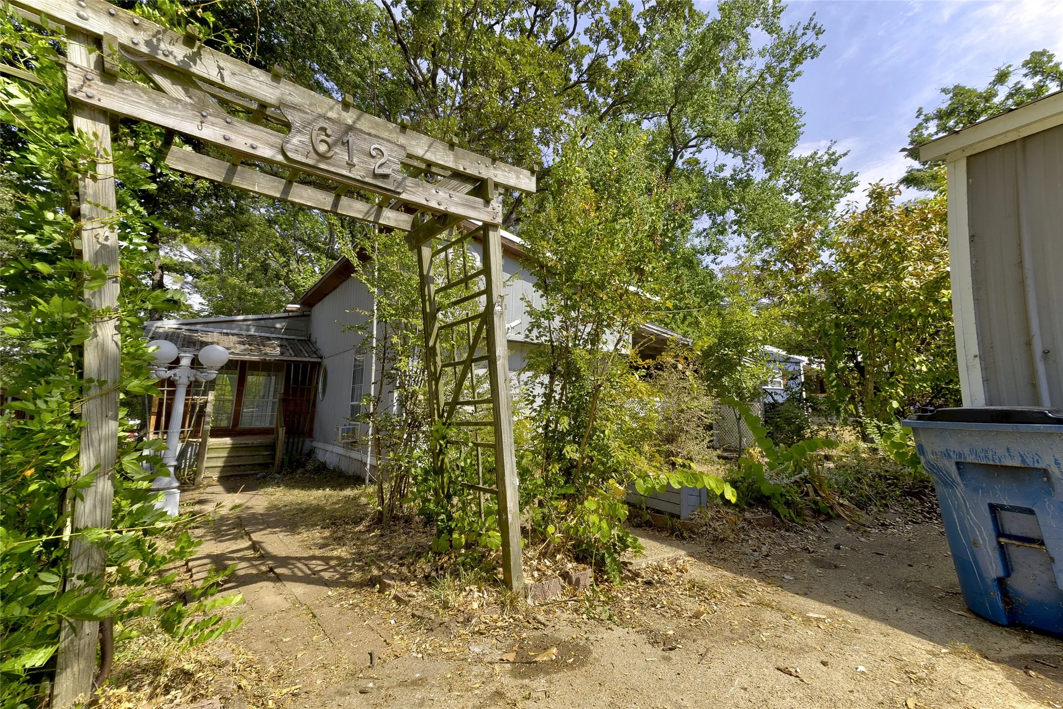 Single Family Residence For Sale in Henderson County , 612 Legendary Lane, Gun Barrel City, Texas 75156, 2 Bedroom, 2 Bathroom, 2 Garage spaces, 1,496 Sqft, built in 1970, mls#21367270, Real Estate Agent in Gun Barrel City, Homes For Sale in Henderson county, Homes For Sale in Gun Barrel City, Realtor in Gun Barrel City Texas, Real Estate Brokerage Independent Realty Texas, Luminita Cordes Realtor