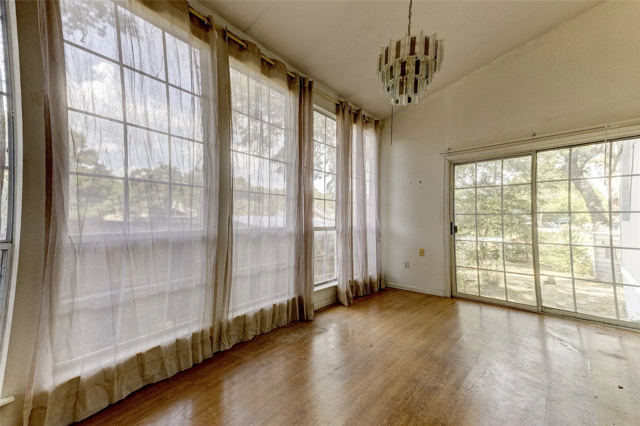 Single Family Residence For Sale in Henderson County , 612 Legendary Lane, Gun Barrel City, Texas 75156, 2 Bedroom, 2 Bathroom, 2 Garage spaces, 1,496 Sqft, built in 1970, mls#21367270, Real Estate Agent in Gun Barrel City, Homes For Sale in Henderson county, Homes For Sale in Gun Barrel City, Realtor in Gun Barrel City Texas, Real Estate Brokerage Independent Realty Texas, Luminita Cordes Realtor