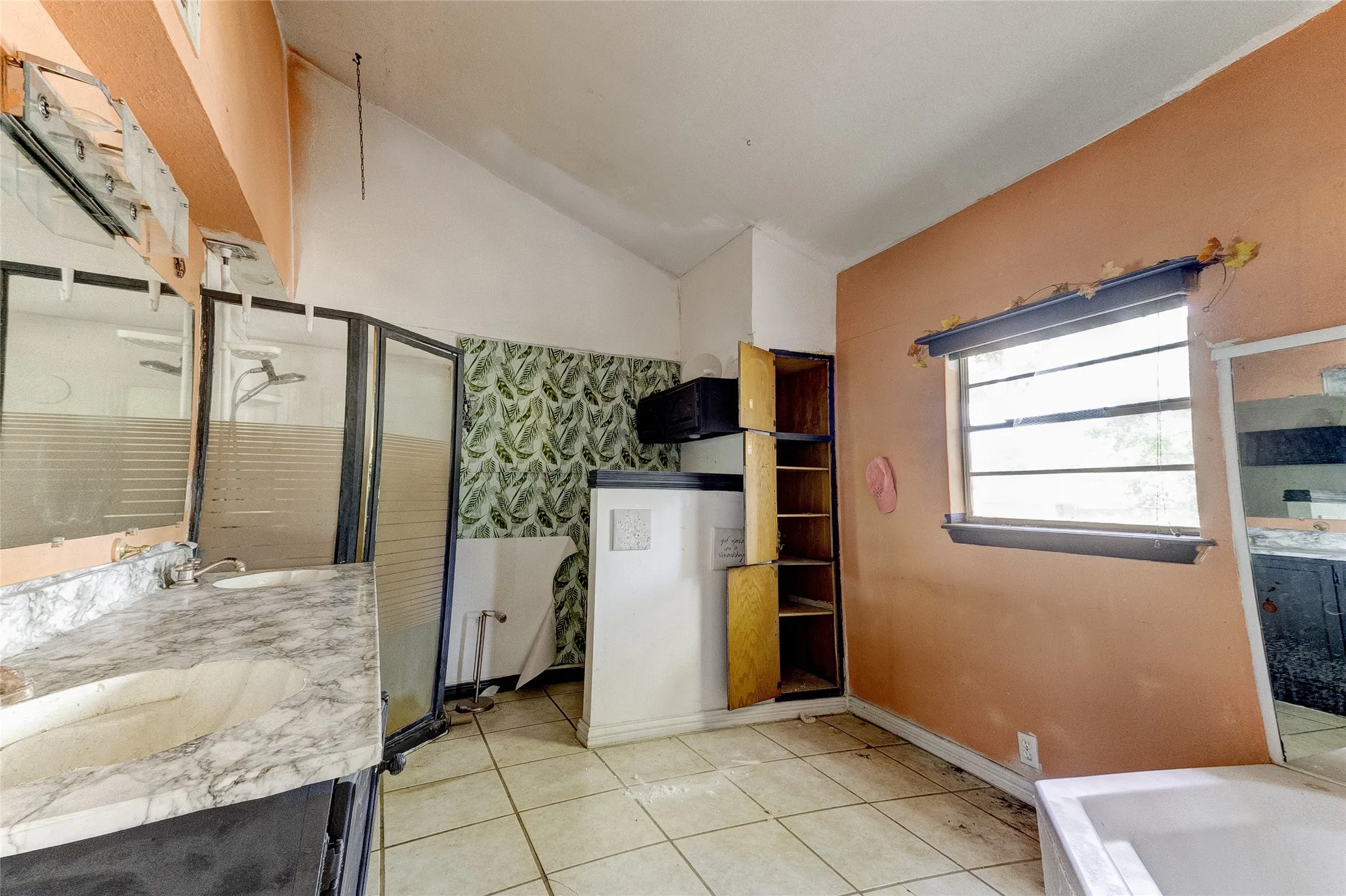 Single Family Residence For Sale in Henderson County , 612 Legendary Lane, Gun Barrel City, Texas 75156, 2 Bedroom, 2 Bathroom, 2 Garage spaces, 1,496 Sqft, built in 1970, mls#21367270, Real Estate Agent in Gun Barrel City, Homes For Sale in Henderson county, Homes For Sale in Gun Barrel City, Realtor in Gun Barrel City Texas, Real Estate Brokerage Independent Realty Texas, Luminita Cordes Realtor