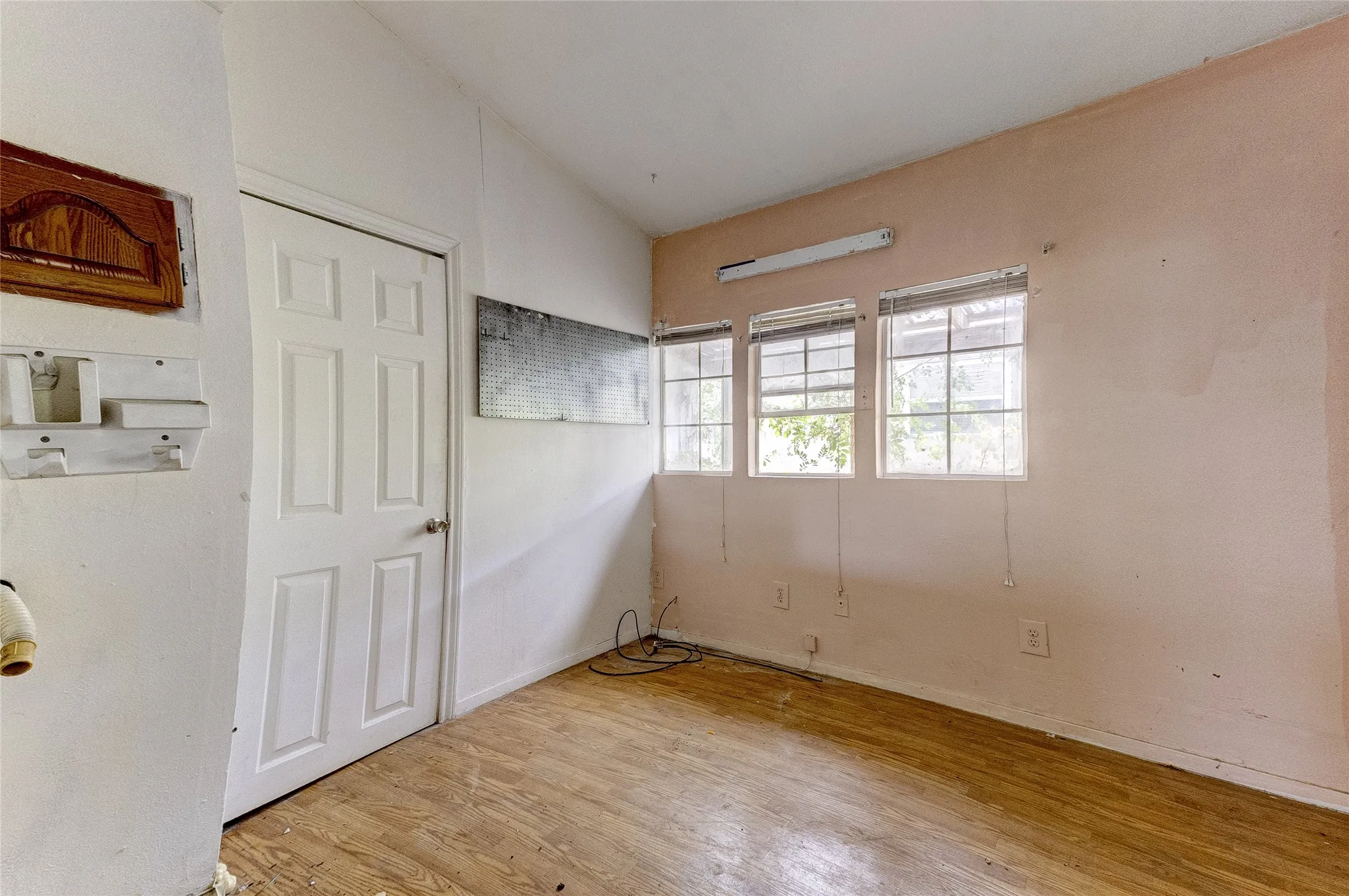 Single Family Residence For Sale in Henderson County , 612 Legendary Lane, Gun Barrel City, Texas 75156, 2 Bedroom, 2 Bathroom, 2 Garage spaces, 1,496 Sqft, built in 1970, mls#21367270, Real Estate Agent in Gun Barrel City, Homes For Sale in Henderson county, Homes For Sale in Gun Barrel City, Realtor in Gun Barrel City Texas, Real Estate Brokerage Independent Realty Texas, Luminita Cordes Realtor