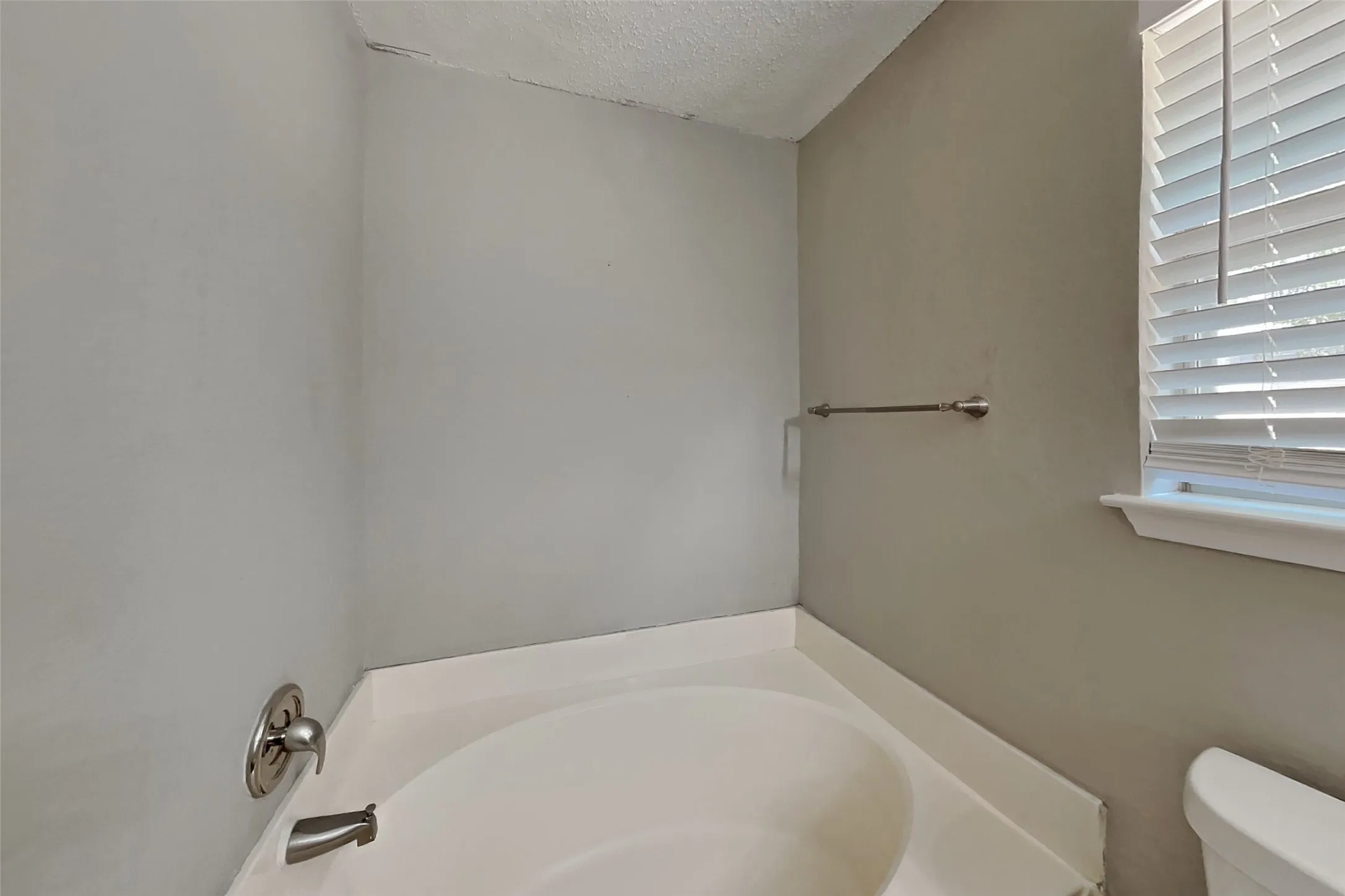 Single Family Residence For Rent in Tarrant County , 103 Sudbury Way, Arlington, Texas 76018, 3 Bedroom, 2 Bathroom, 2 Garage spaces, 1,436 Sqft, built in 1996, mls#21367269, Real Estate Agent in Arlington, Homes For Rent in Tarrant county, Homes For Rent in Arlington, Realtor in Arlington Texas, Real Estate Brokerage Independent Realty Texas, Luminita Cordes Realtor