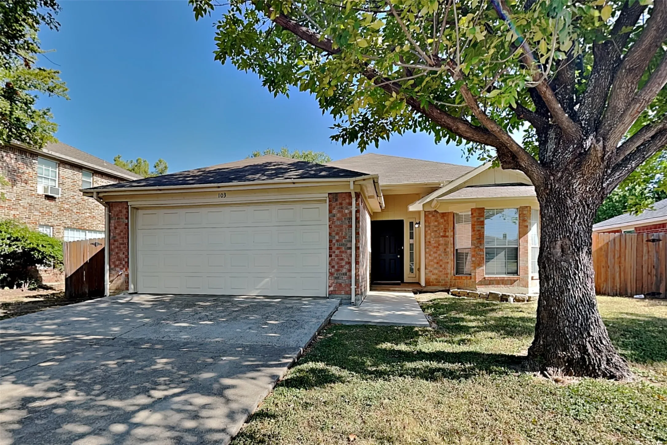 Single Family Residence For Rent in Tarrant County , 103 Sudbury Way, Arlington, Texas 76018, 3 Bedroom, 2 Bathroom, 2 Garage spaces, 1,436 Sqft, built in 1996, mls#21367269, Real Estate Agent in Arlington, Homes For Rent in Tarrant county, Homes For Rent in Arlington, Realtor in Arlington Texas, Real Estate Brokerage Independent Realty Texas, Luminita Cordes Realtor