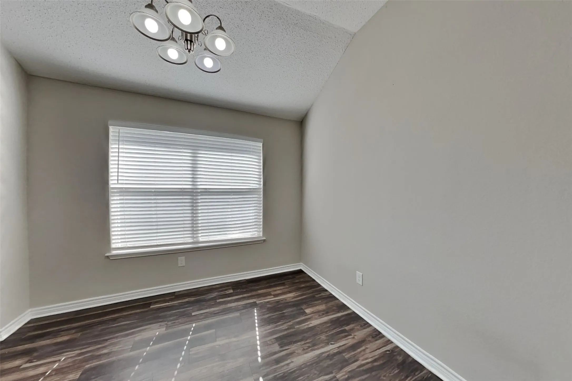 Single Family Residence For Rent in Tarrant County , 103 Sudbury Way, Arlington, Texas 76018, 3 Bedroom, 2 Bathroom, 2 Garage spaces, 1,436 Sqft, built in 1996, mls#21367269, Real Estate Agent in Arlington, Homes For Rent in Tarrant county, Homes For Rent in Arlington, Realtor in Arlington Texas, Real Estate Brokerage Independent Realty Texas, Luminita Cordes Realtor