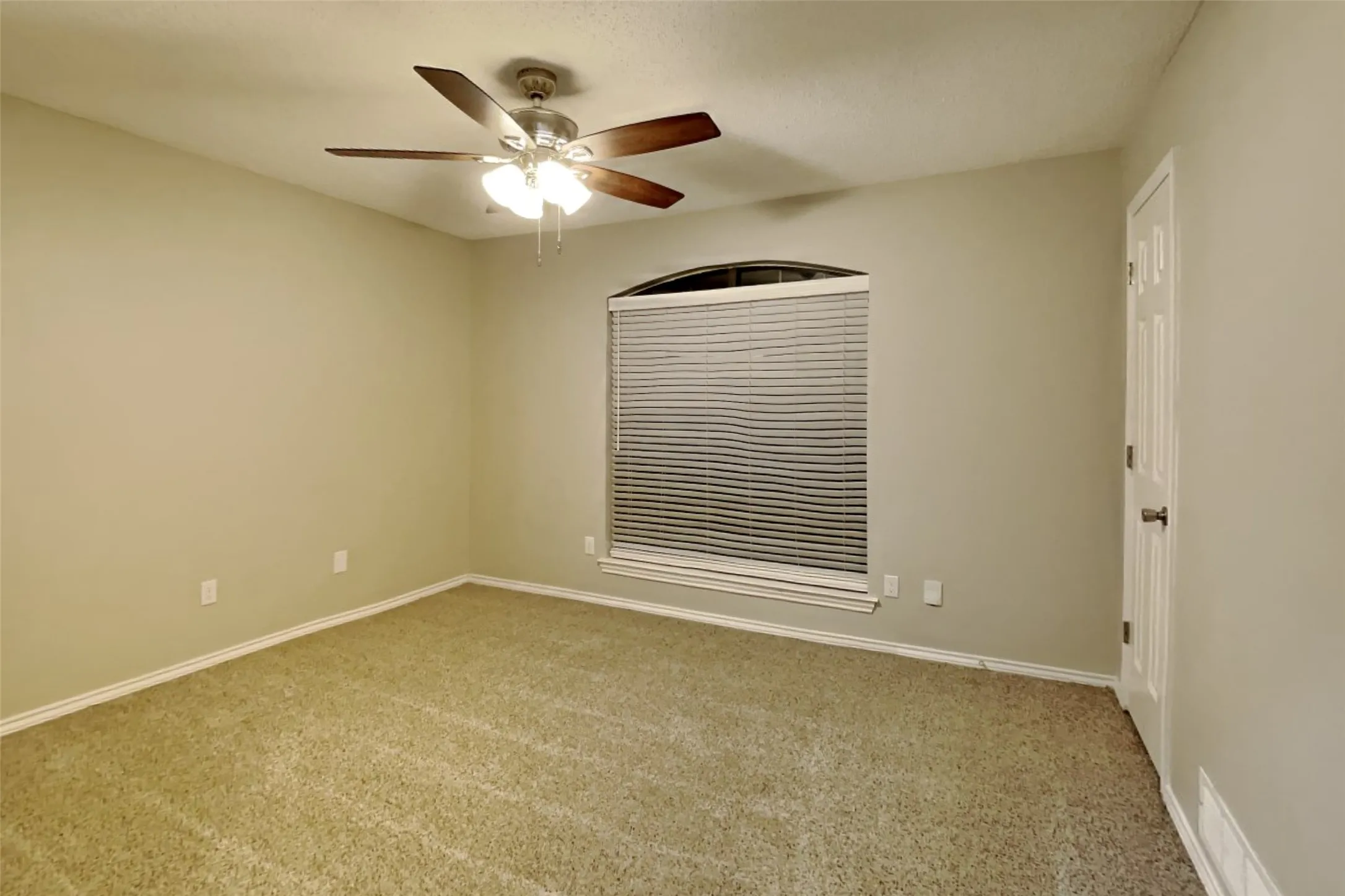 Single Family Residence For Rent in Collin County , 916 Green Brook Drive, Allen, Texas 75002, 4 Bedroom, 2 Bathroom, 2 Garage spaces, 2,130 Sqft, built in 1984, mls#21367272, Real Estate Agent in Allen, Homes For Rent in Collin county, Homes For Rent in Allen, Realtor in Allen Texas, Real Estate Brokerage Independent Realty Texas, Luminita Cordes Realtor