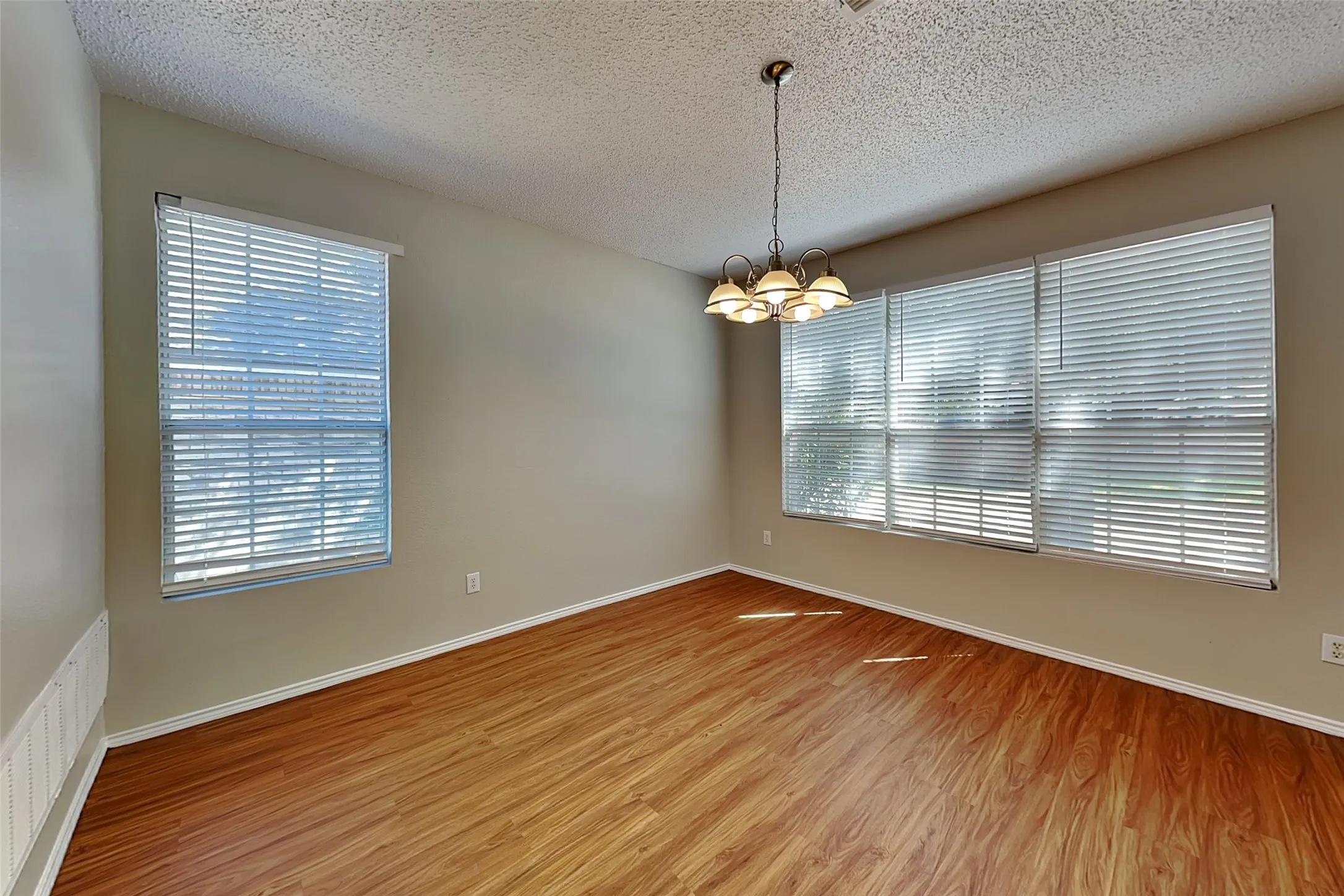 Single Family Residence For Rent in Denton County , 1790 Crosshaven Drive, Lewisville, Texas 75077, 4 Bedroom, 3 Bathroom, 2 Garage spaces, 2,854 Sqft, built in 1997, mls#21367275, Real Estate Agent in Lewisville, Homes For Rent in Denton county, Homes For Rent in Lewisville, Realtor in Lewisville Texas, Real Estate Brokerage Independent Realty Texas, Luminita Cordes Realtor